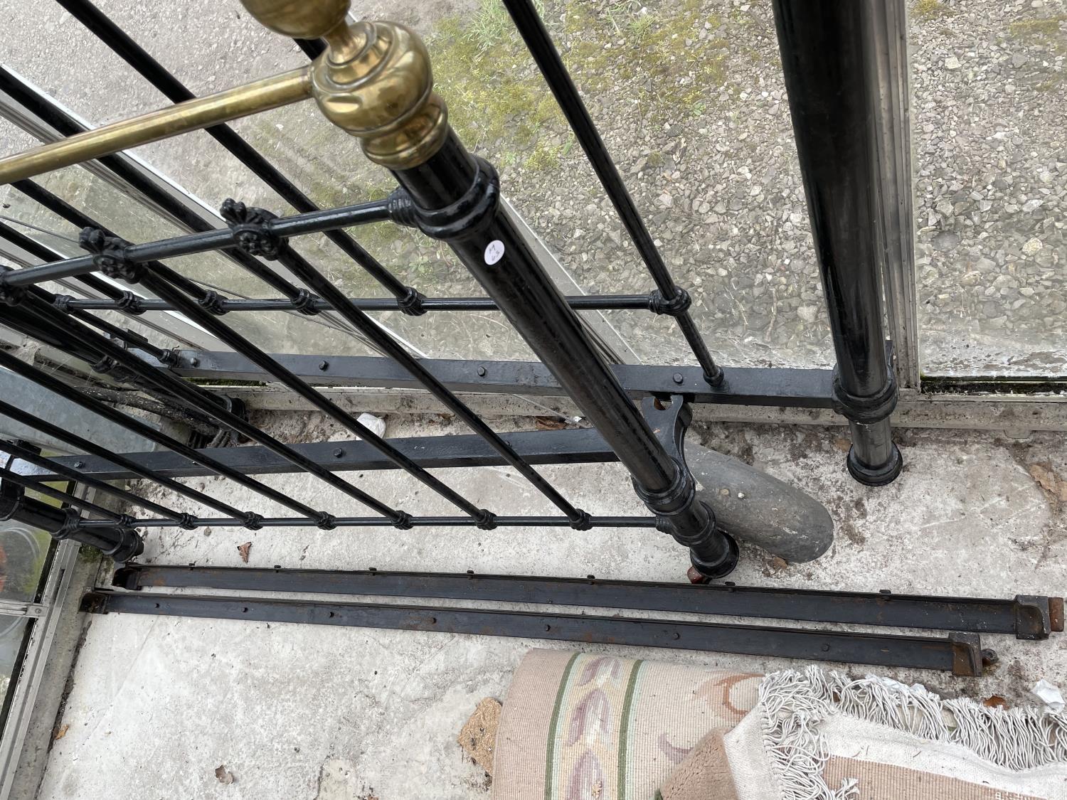 A VICTORIAN 4' 6" BRASS AND IRON BEDSTEAD - Image 3 of 3