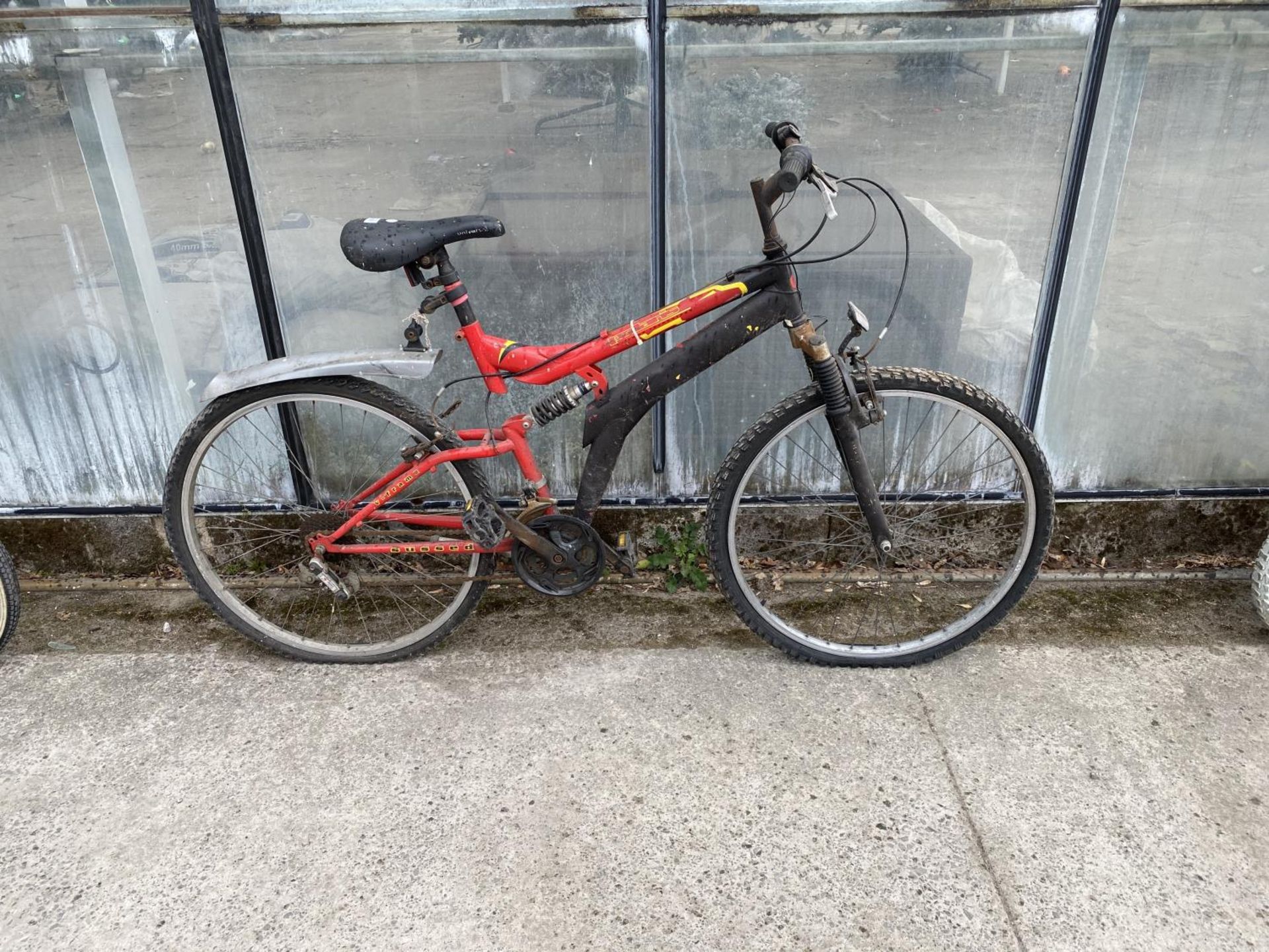 A GENTS POLARIS MOUNTAIN BIKE WITH FRONT AND REAR SUSPENSION AND 18 SPEED GEAR SYSTEM