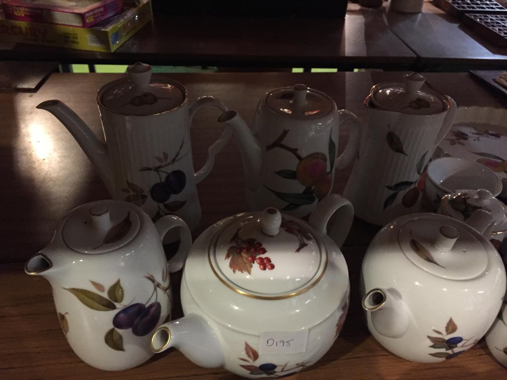 A LARGE COLLECTION OF ROYAL WORCESTER 'EVESHAM' TO INCLUDE FOUR COFFEE POTS, THREE FLAN DISHES ETC - Image 2 of 5