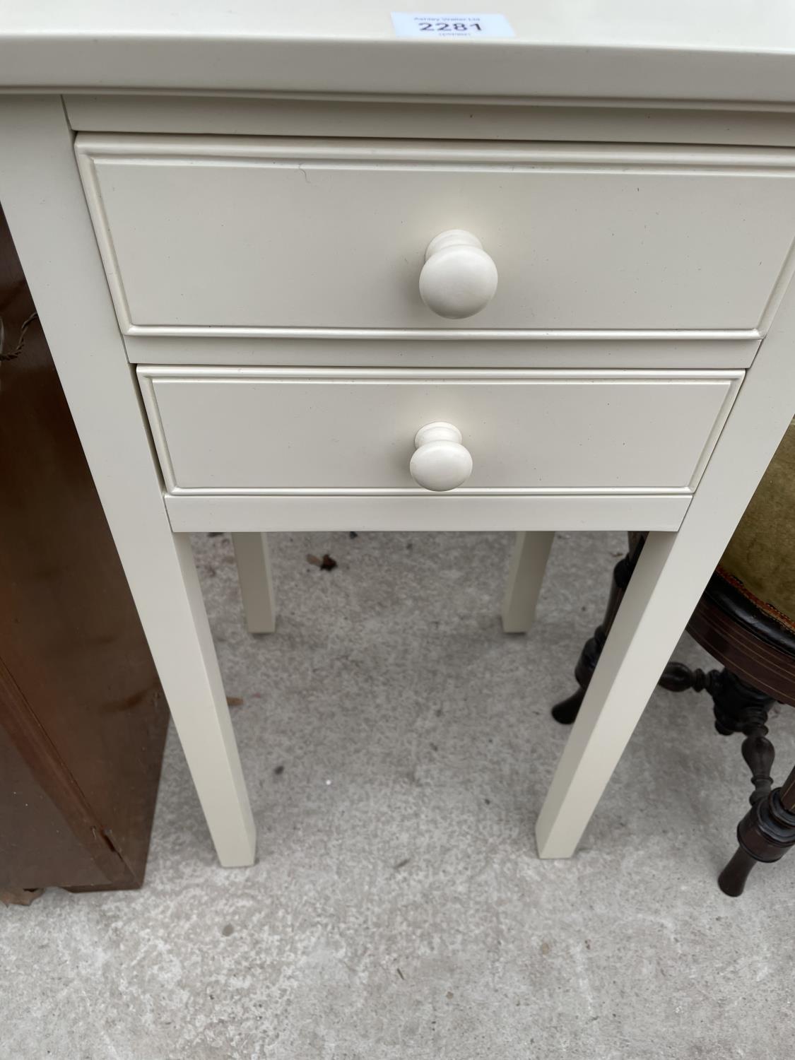A MODERN TWO DRAWER BEDSIDE CHEST - Image 3 of 3
