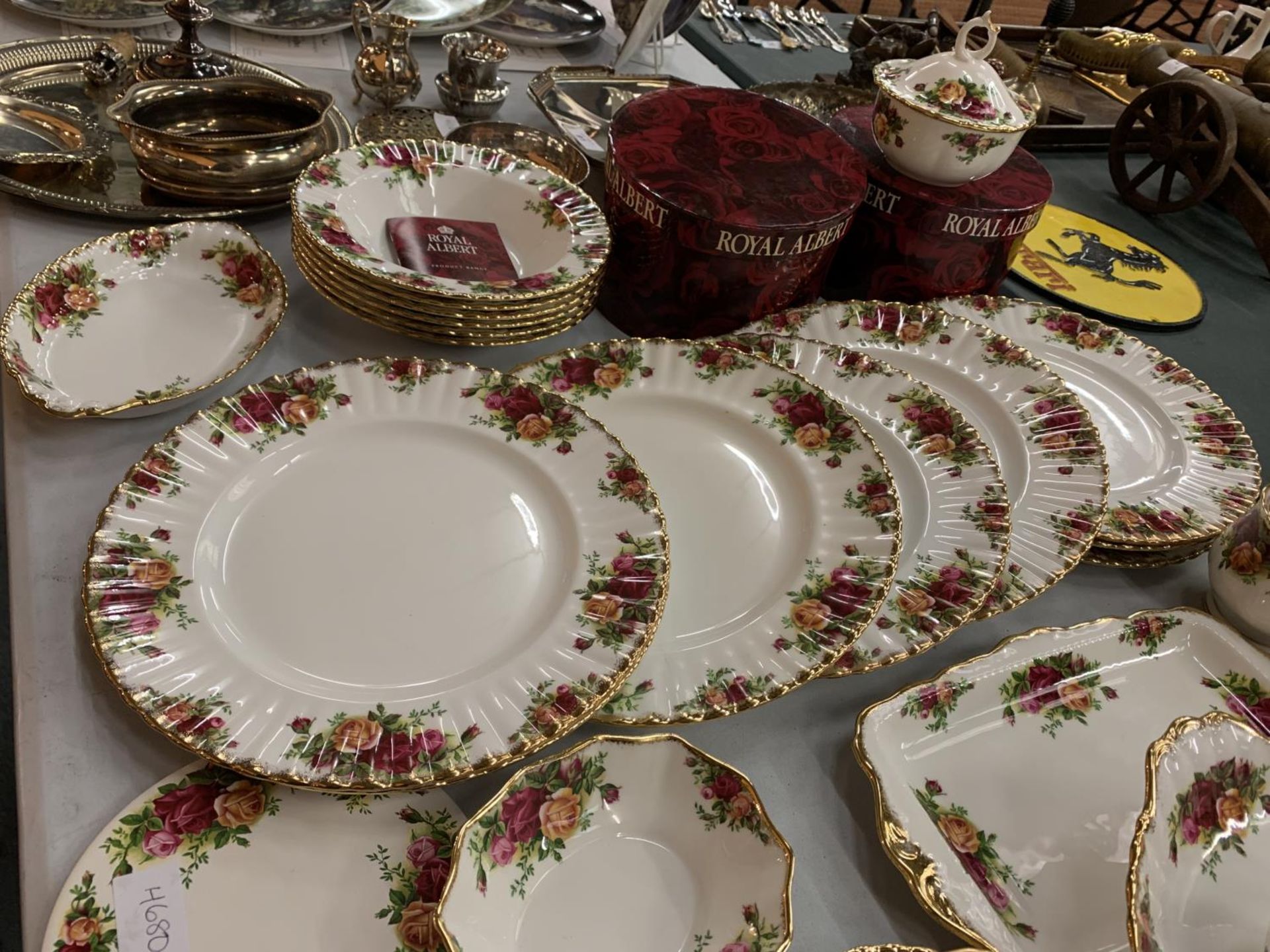 AN EXTENSIVE FIFTY SIX PIECE COLLECTION OF ROYAL ALBERT 'OLD COUNTRY ROSES' TO INCLUDE TWO BOXED - Image 5 of 5