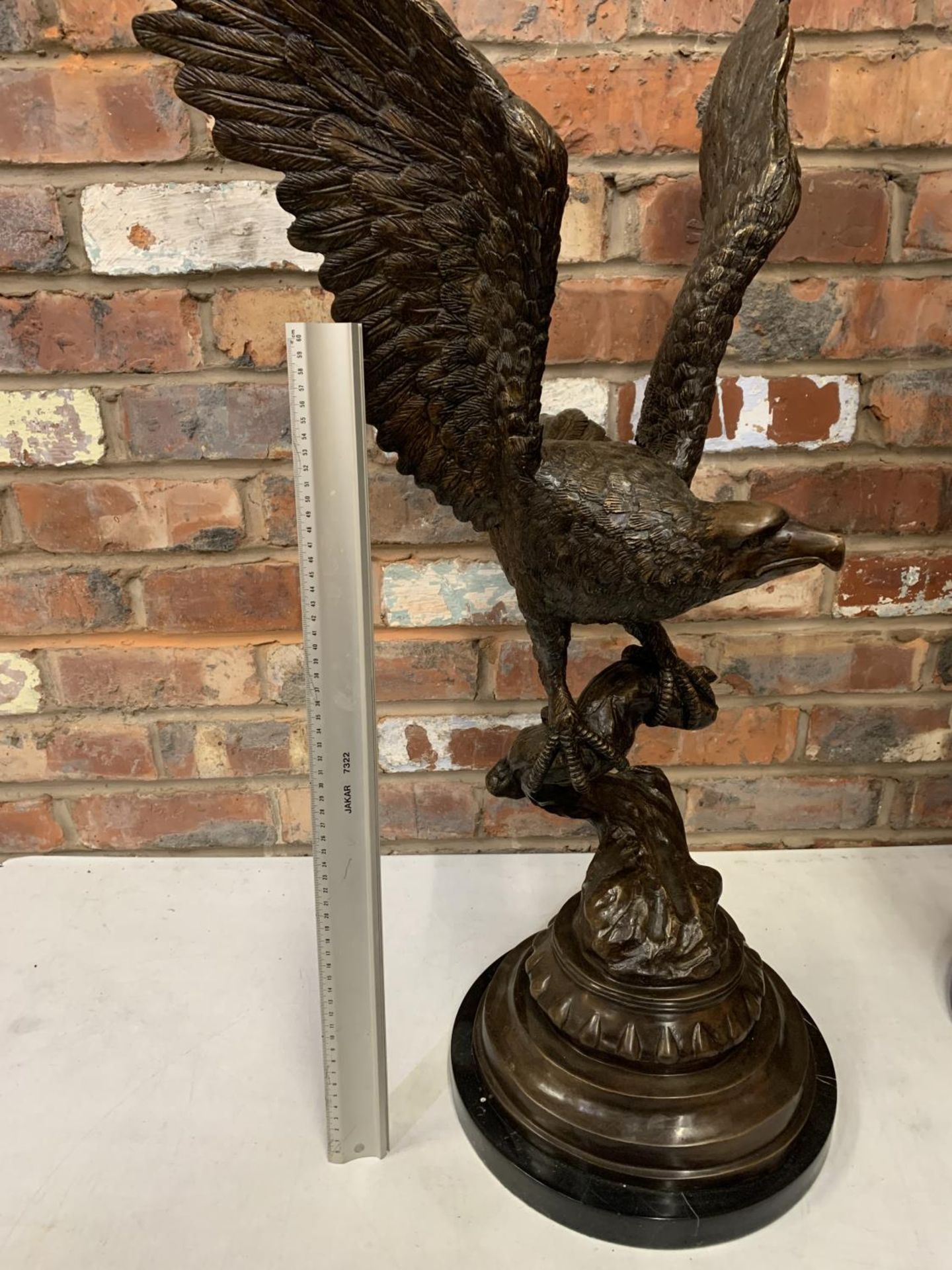 A HUGE PAIR OF SCULPTURED BRONZE EAGLES ON MARBLE BASES - H:94CM - Image 8 of 9