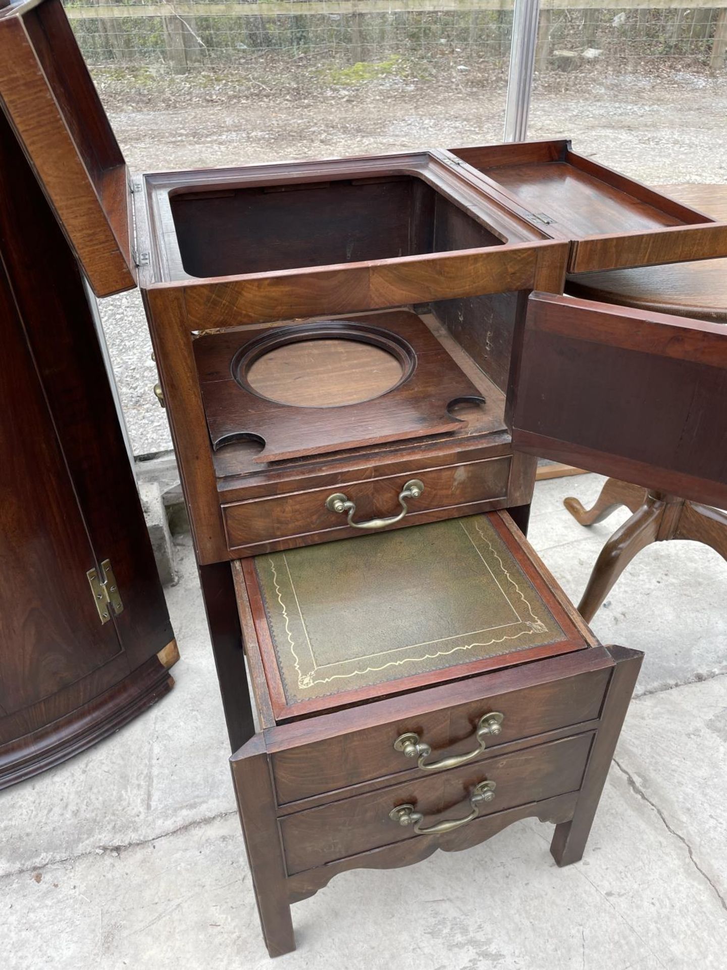 A GEORGIAN MAHOGANY COMMODE CHEST/ WASHSTAND WITH FOLD-OVER TOP+ PULL OUT BASE [LACKING CHAMBER POT] - Image 4 of 5