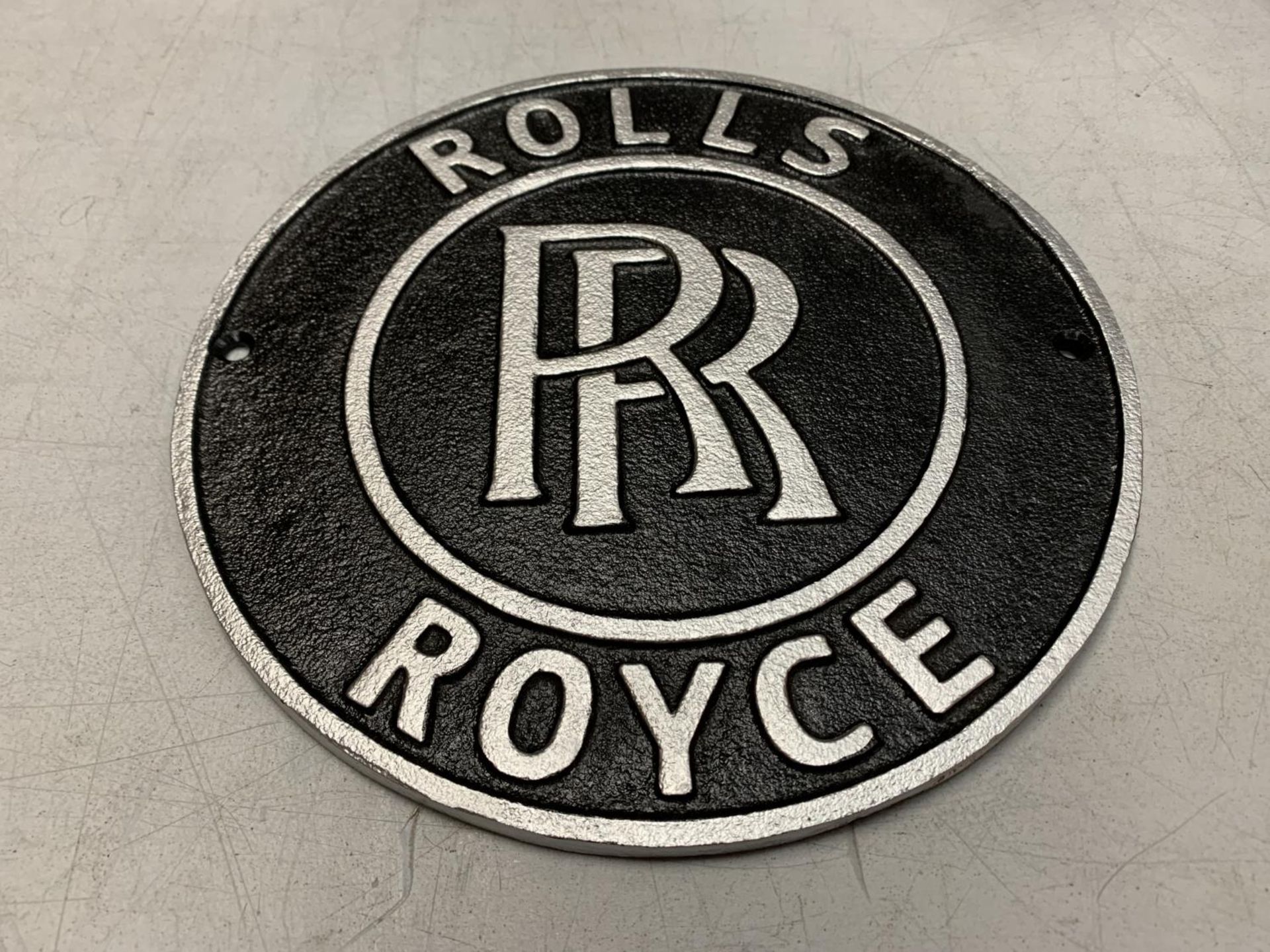 A CIRCULAR CAST METAL ROLLS ROYCE SIGN 24CM - Image 2 of 2