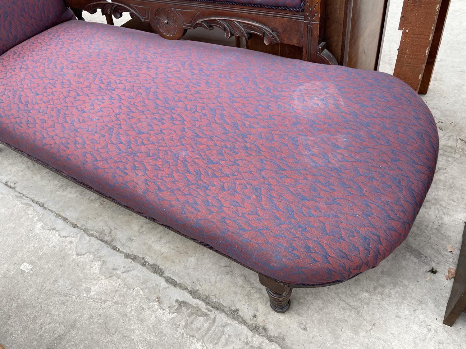 AN EDWARDIAN MAHOGANY CHAISE LONGUE - Image 4 of 5