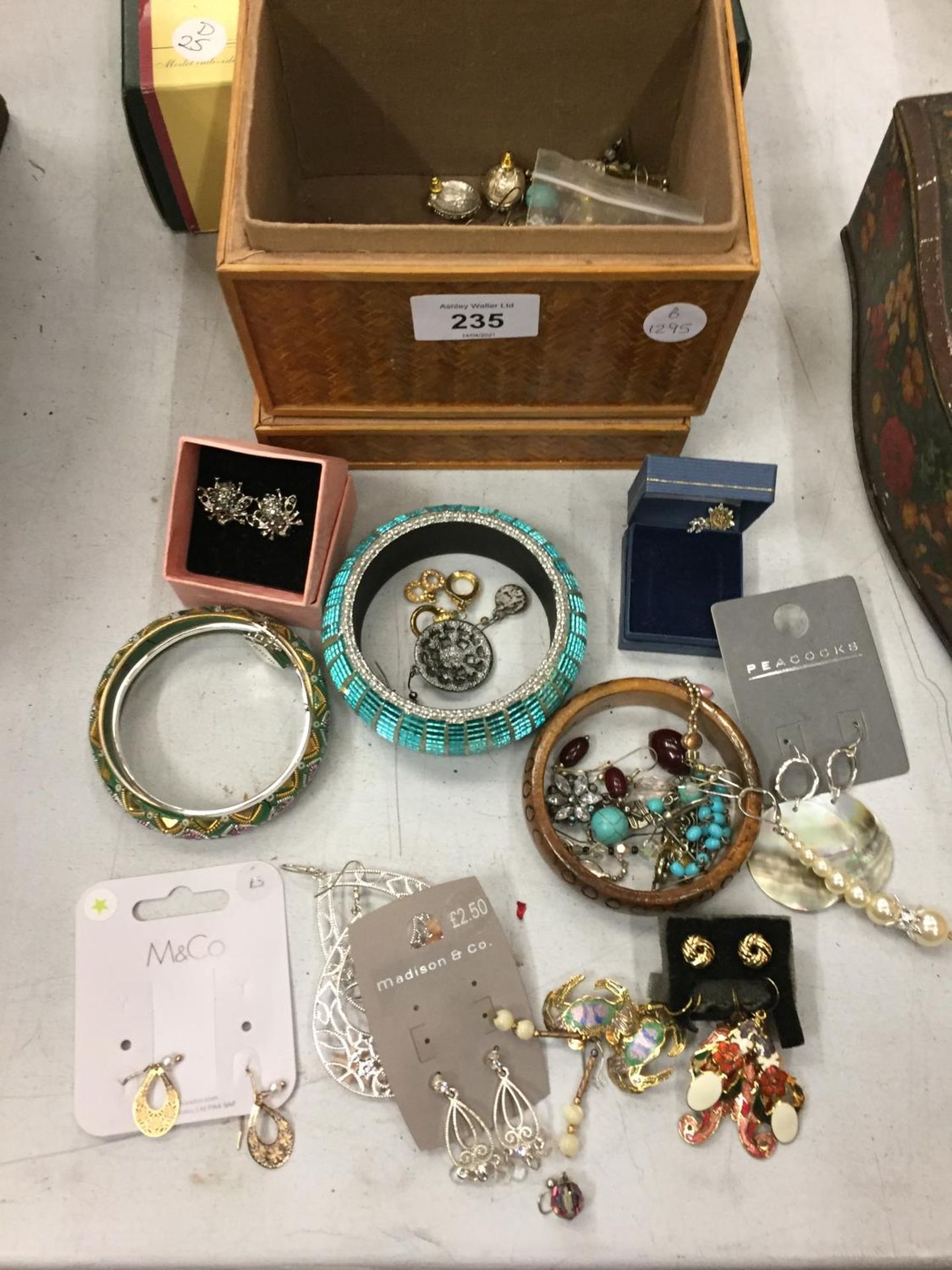 A COLLECTION OF COSTUME JEWELLERY TO INCLUDE EARRINGS AND BANGLES