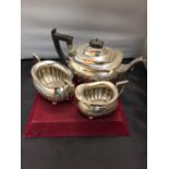 A HALLMARKED 1911 SHEFFIELD SILVER TEA SET, COMPRISING A TEA POT. CREAM JUG AND SUGAR BOWL - MAKER