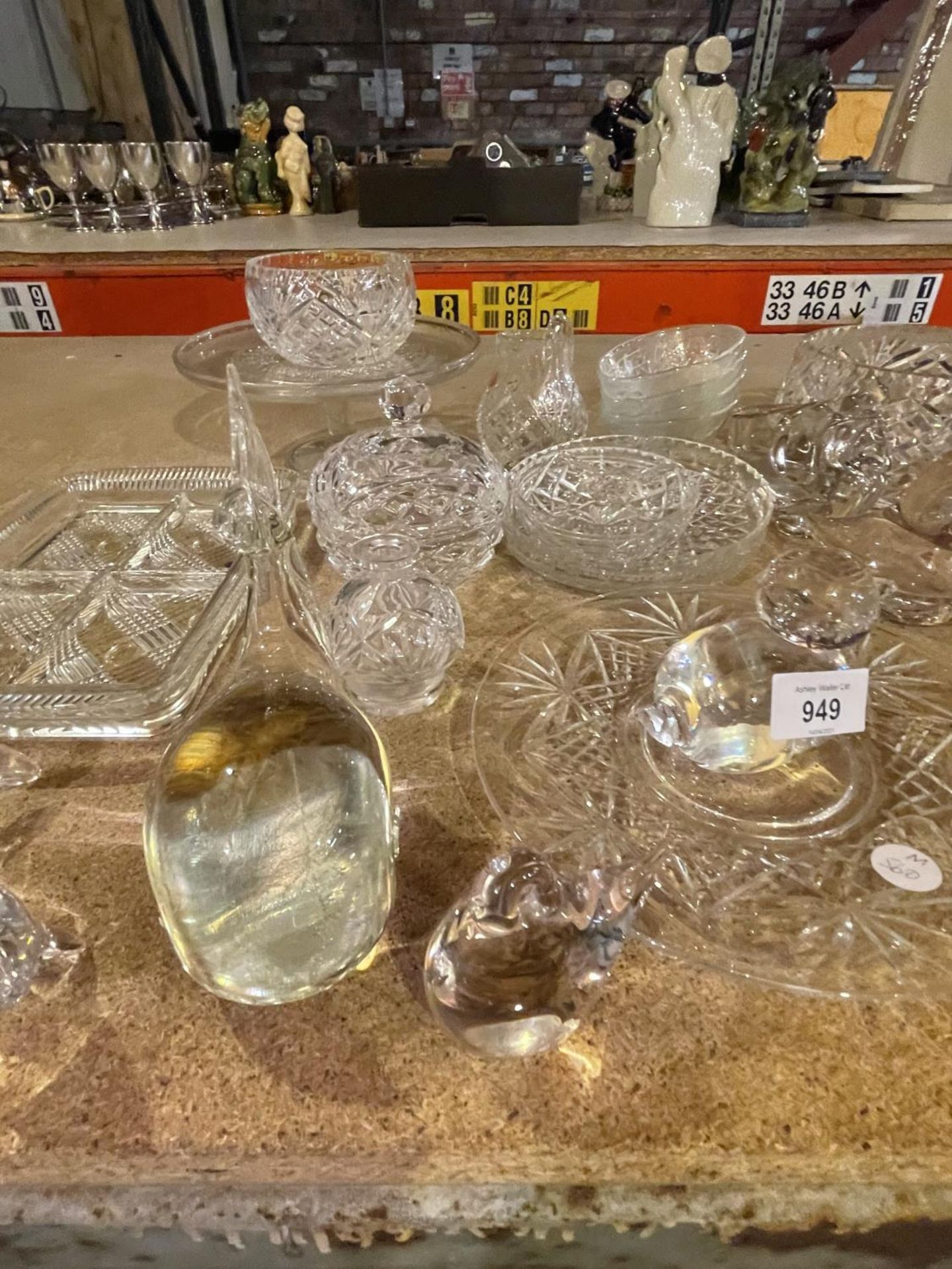 A QUANTITY OF GLASSWARE TO INCLUDE CUT GLASS BOWLS AND DISHES AND GLASS PAPER WEIGHTS - Image 3 of 4