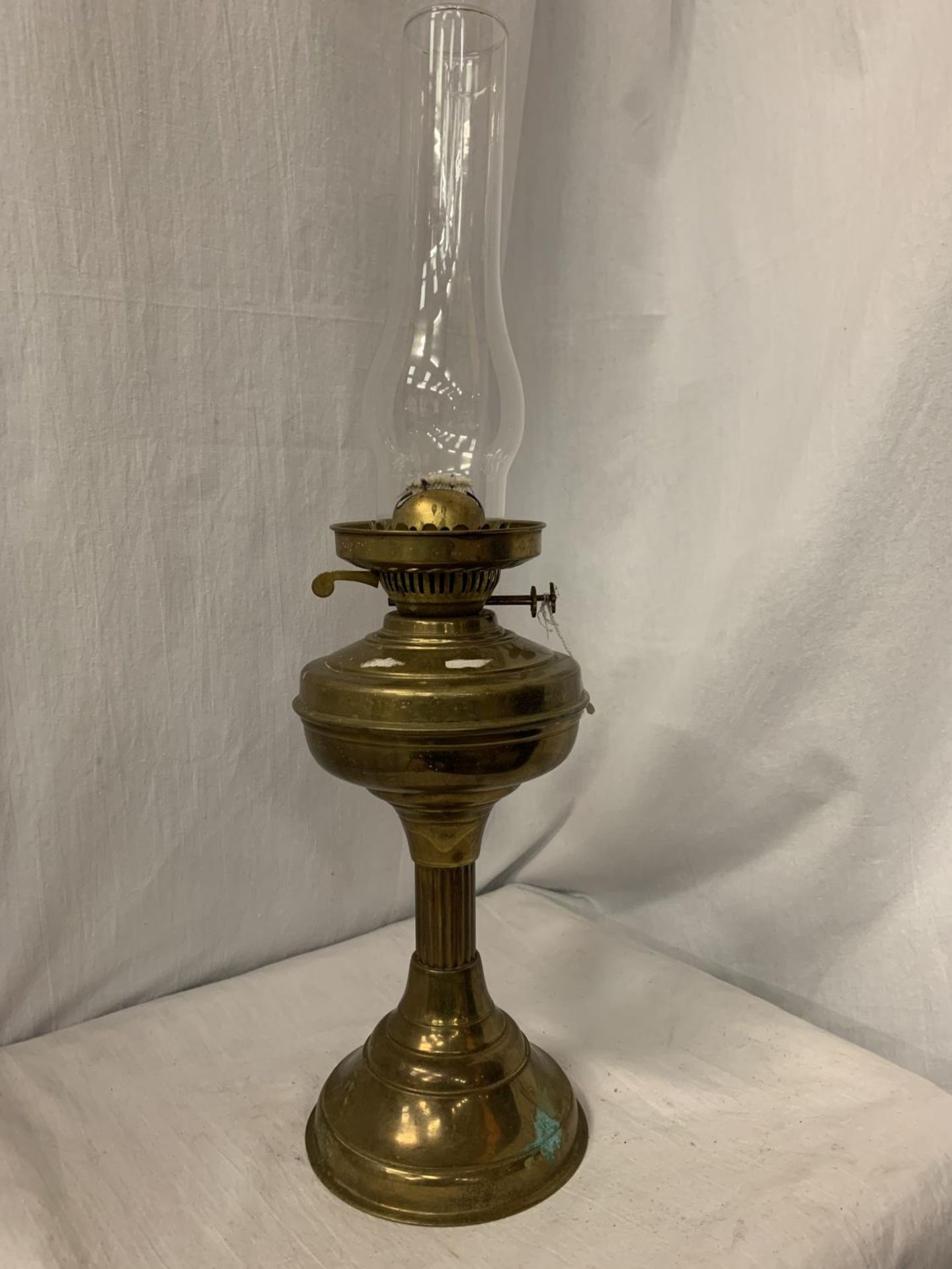 A VINTAGE BRASS OIL LAMP WITH GLASS SHADE: LAMP HEIGHT:33CM - Image 2 of 3