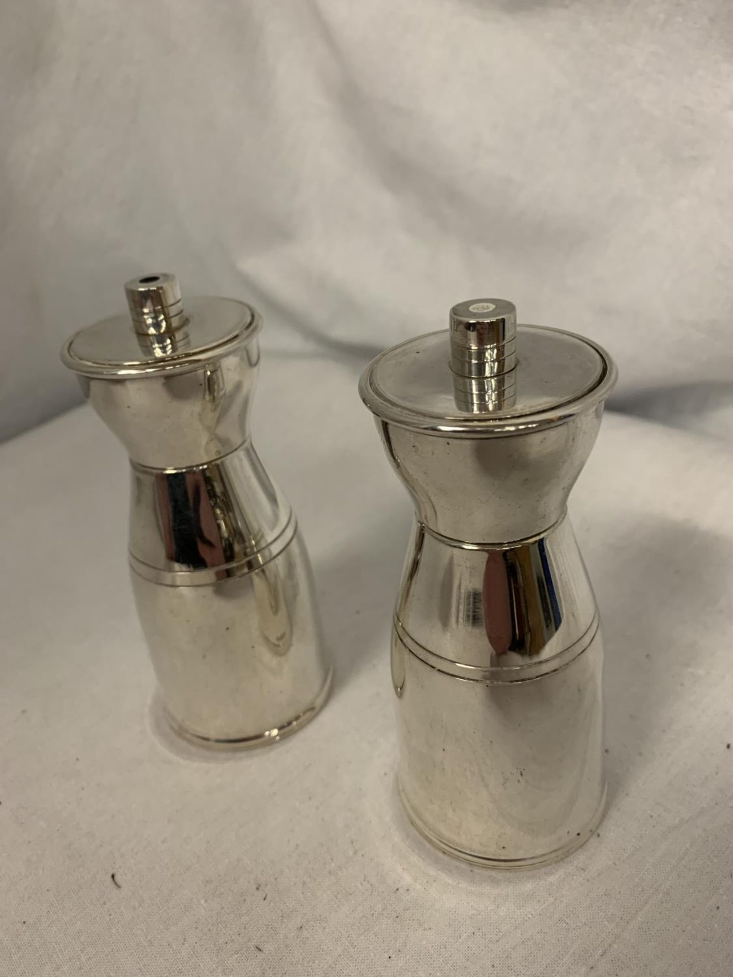 A PAIR OF SILVER SALT AND PEPPER SHAKERS - Image 2 of 4