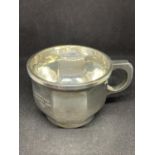 A HALLMARKED 1922 BIRMINGHAM CHRISTENING CUP WITH ENGRAVED DATES OF BIRTH AND CHRISTENING - MAKER