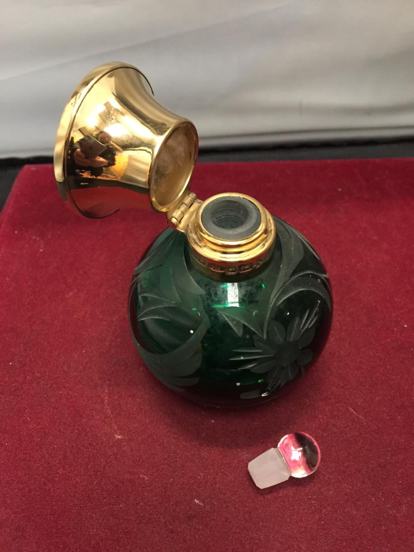 A SCENT BOTTLE WITH HALLMARKED SILVER AND GREEN GLASS TOP - Image 4 of 5