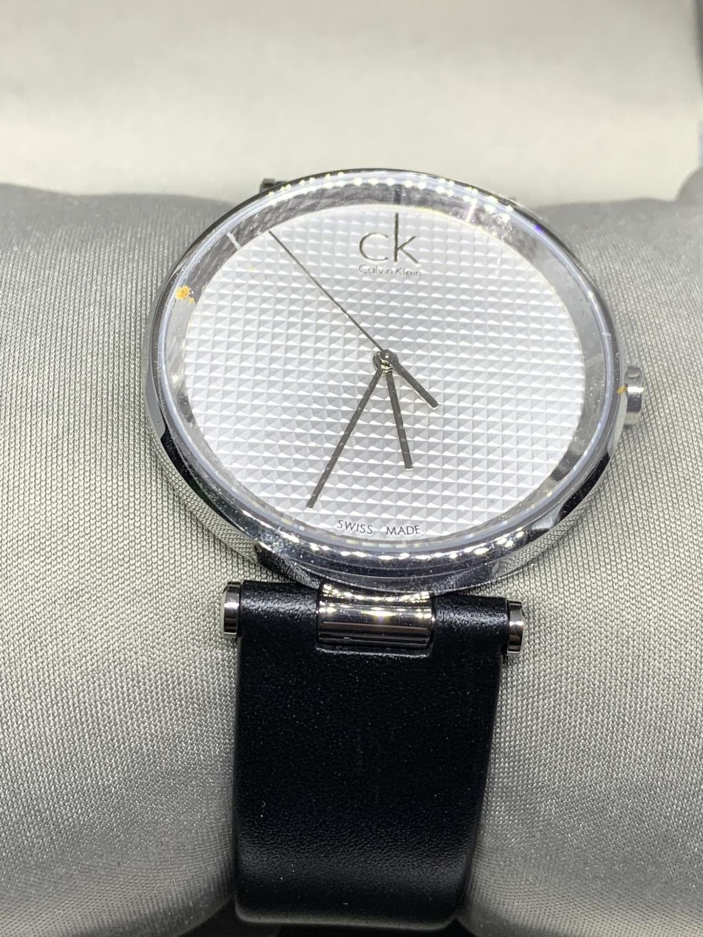 AN AS NEW AND BOXED CALVIN KLEIN CALENDER WRIST WATCH IN WORKING ORDER - Image 2 of 5