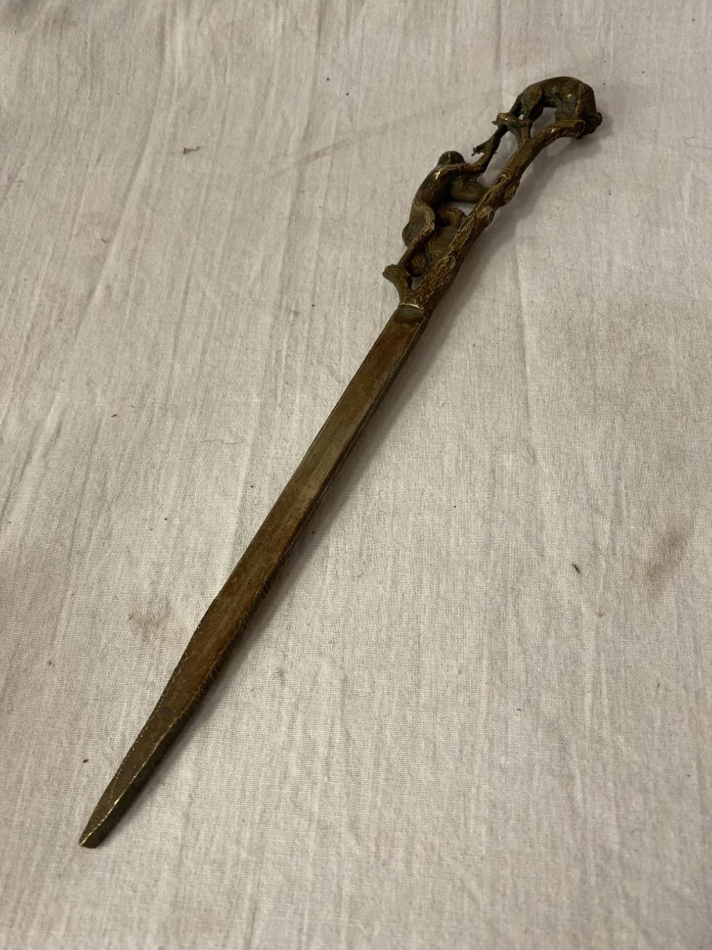 A VINTAGE BRASS LETTER OPENER WITH MONKEY DETAIL - Image 4 of 4