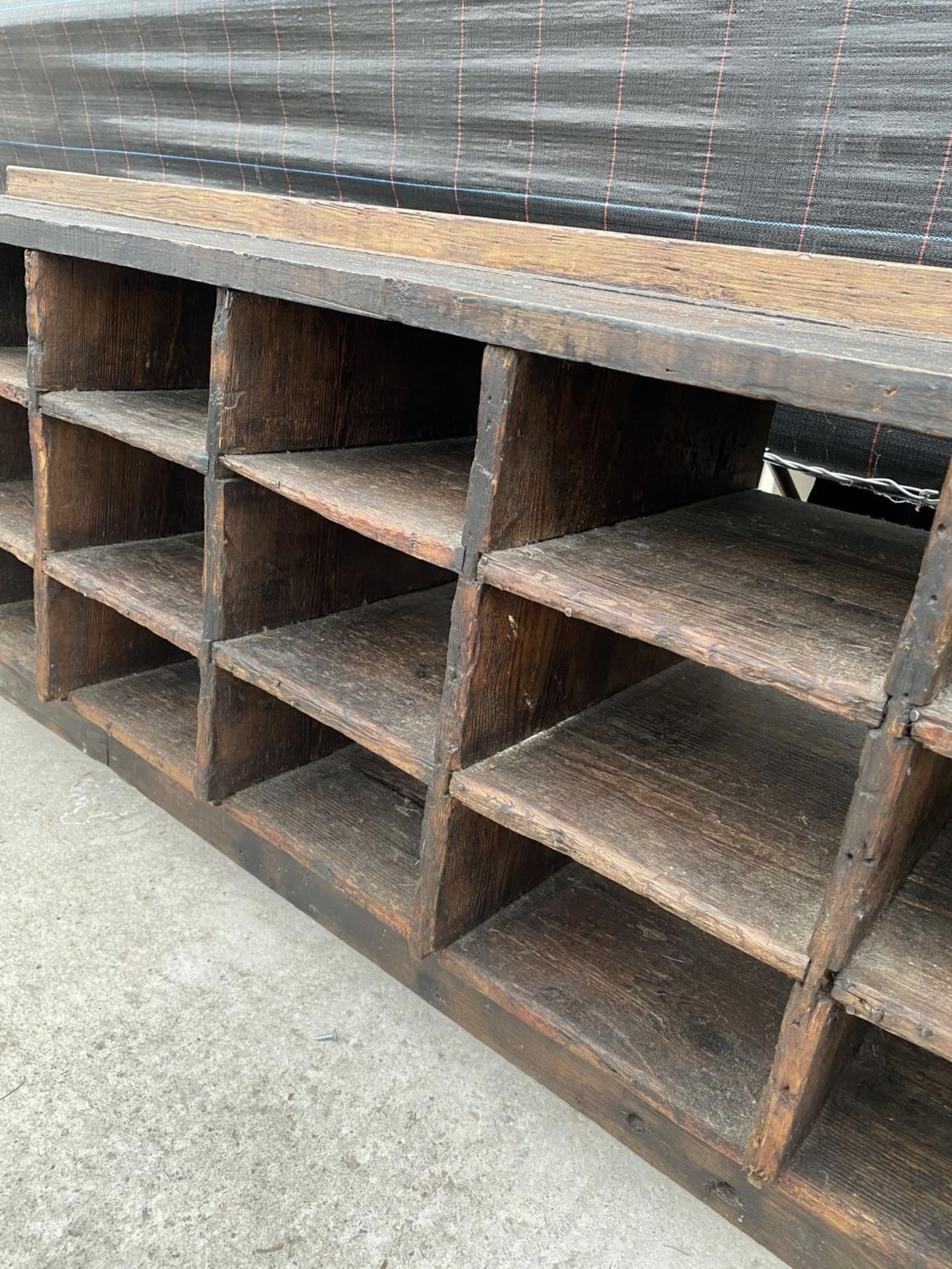 A VINTAGE WOODEN 21 SECTION PIGEON HOLE STORAGE BENCH - Image 3 of 5