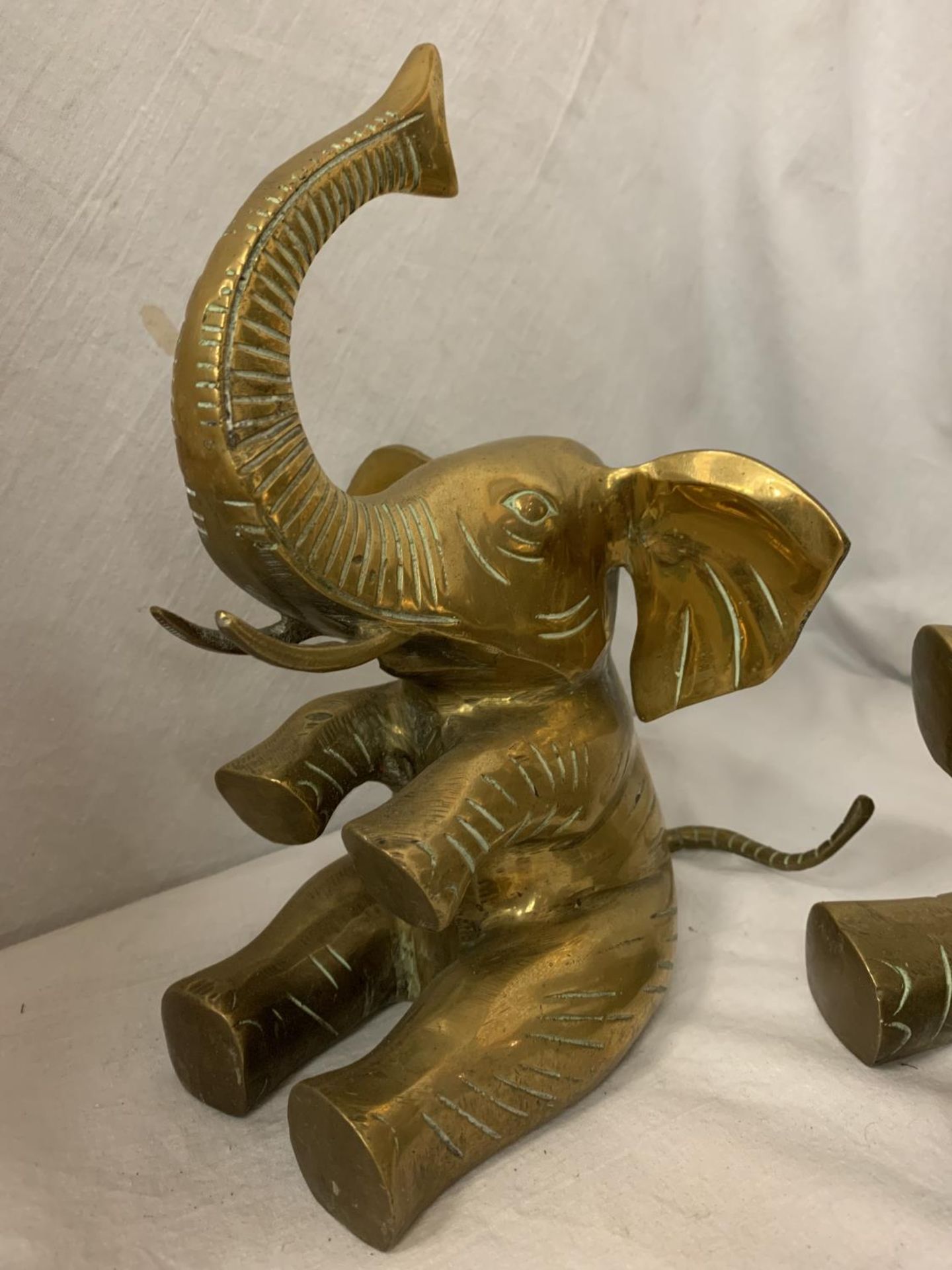 A PAIR OF SEATED BRASS ELEPHANTS H:31 CM AND 25CM - Image 3 of 4