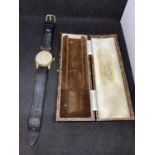 A 9 CARAT GOLD CASED GENTLEMAN'S WRISTWATCH WITH SWISS MOVEMENT, MAKER, H TATTON AND SON OF