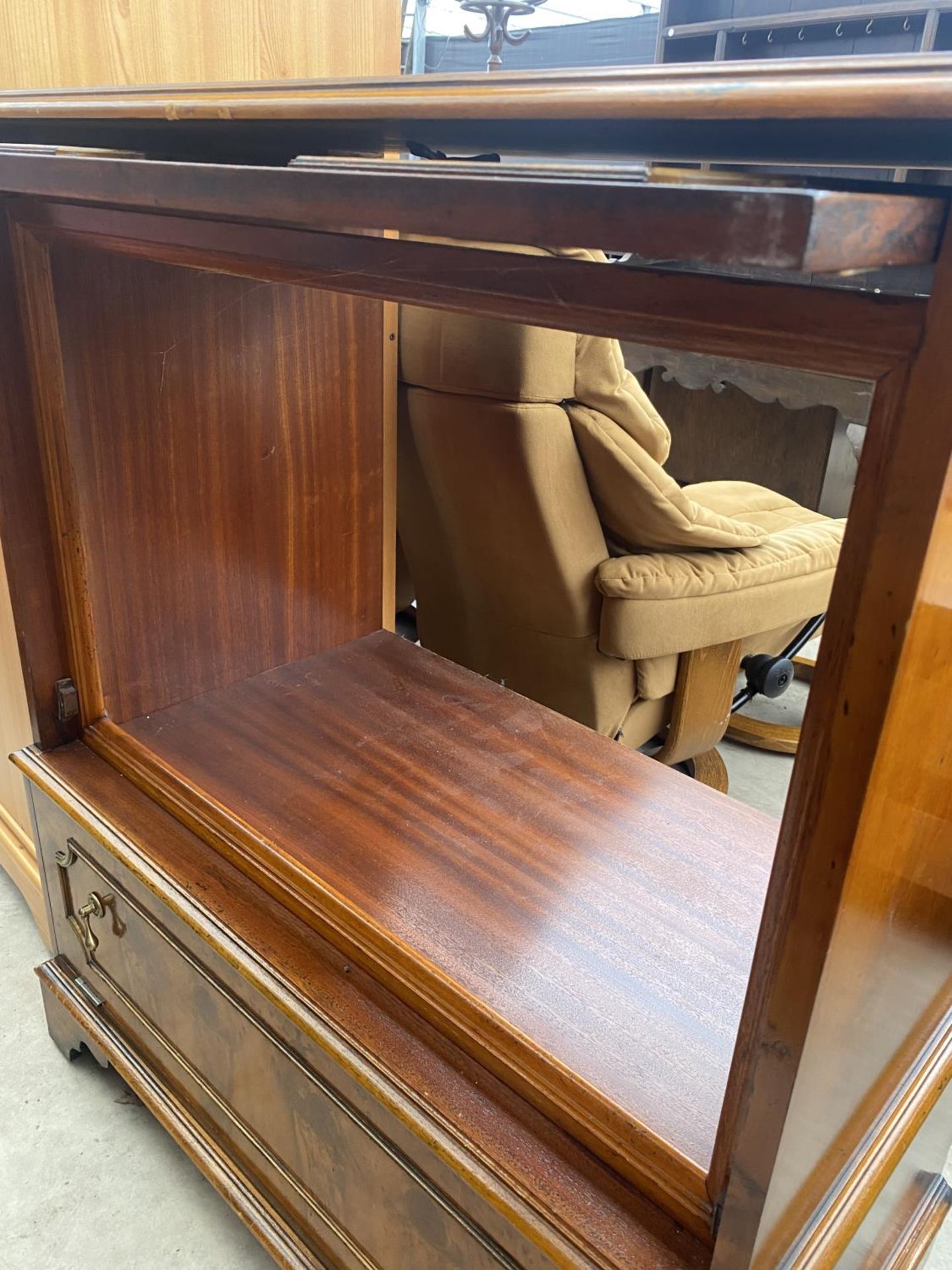 A YEW WOOD CROSS BANDED TV/VIDEO CABINET ON BRACKLY FEET 34" WIDE - Image 4 of 6