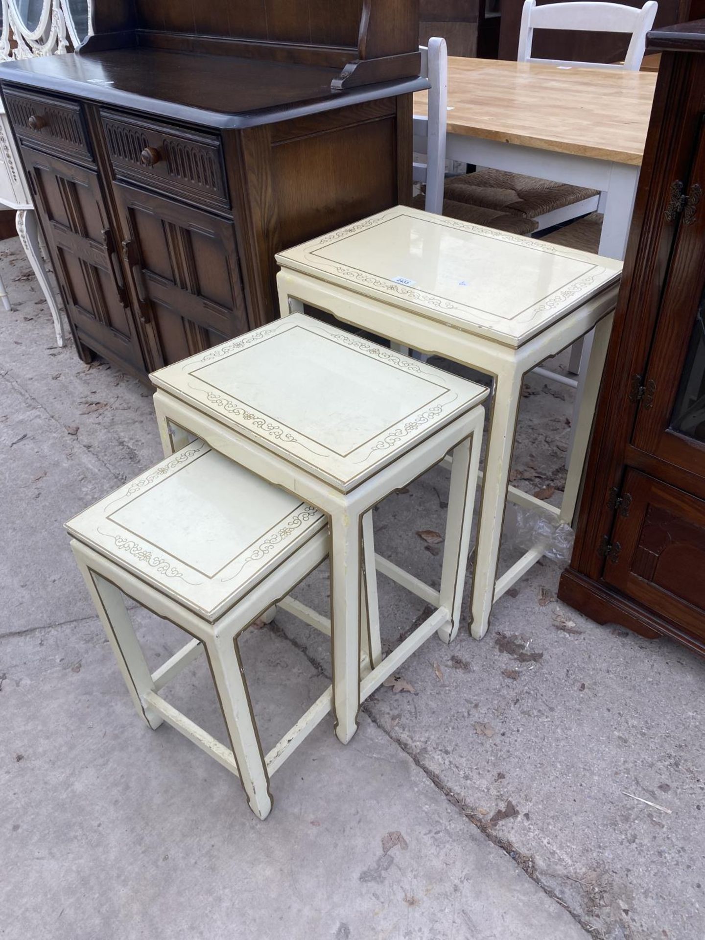 A MODERN NEST OF 4 CREAM/GILT TABLES - Image 4 of 4