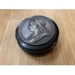 A LARGE SNUFF BOX FEATURING THE BUST OF QUEEN VICTORIA DIA:7CM