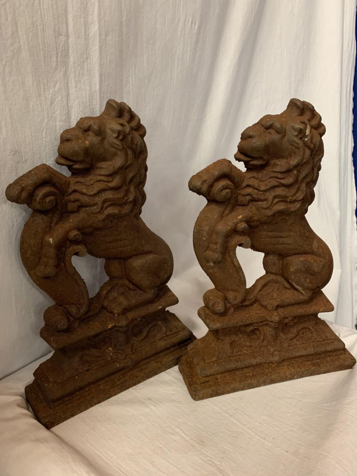 A LARGE PAIR OF CAST IRON LION DOOR STOPS - Image 4 of 4