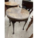 A CIRCULAR MAHOGANY OCCASIONAL TABLE ON CABRIOLE LEGS 23" DIAMETER