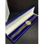 A VITESSA 9 CARAT GOLD WRIST WATCH WITH LEATHER STRAP IN A PRESENTATION BOX IN WORKING ORDER