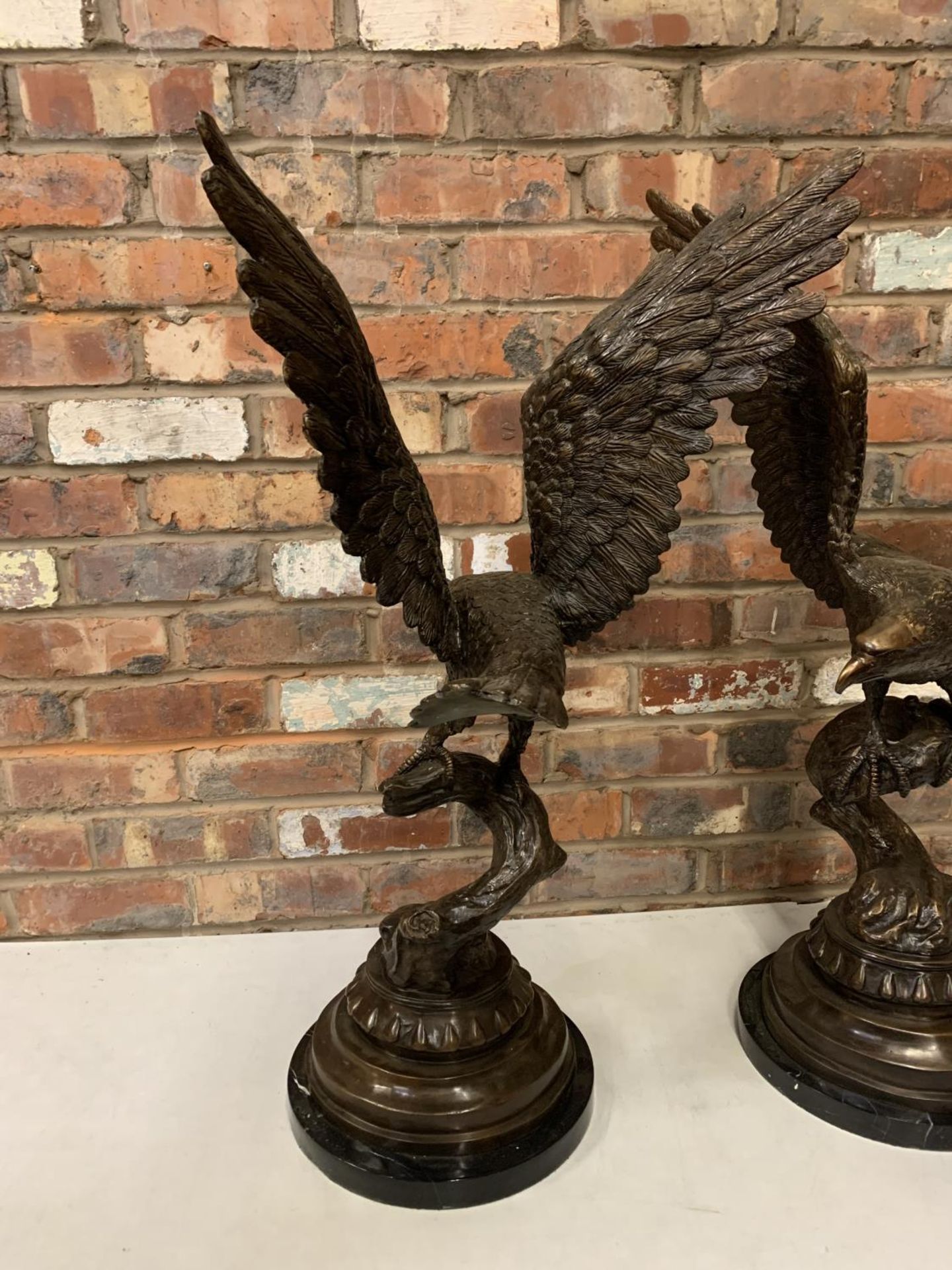 A HUGE PAIR OF SCULPTURED BRONZE EAGLES ON MARBLE BASES - H:94CM - Image 6 of 9