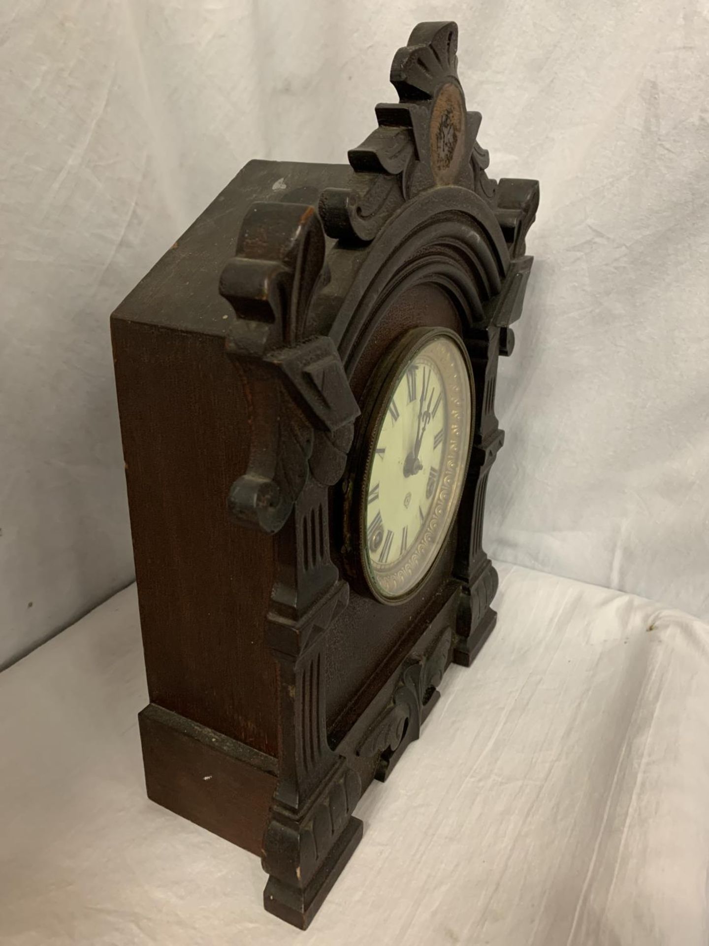 AN EBONISED MANTEL CLOCK WITH DECORATIVE EDGING AND BRASS DETAIL - Image 3 of 7