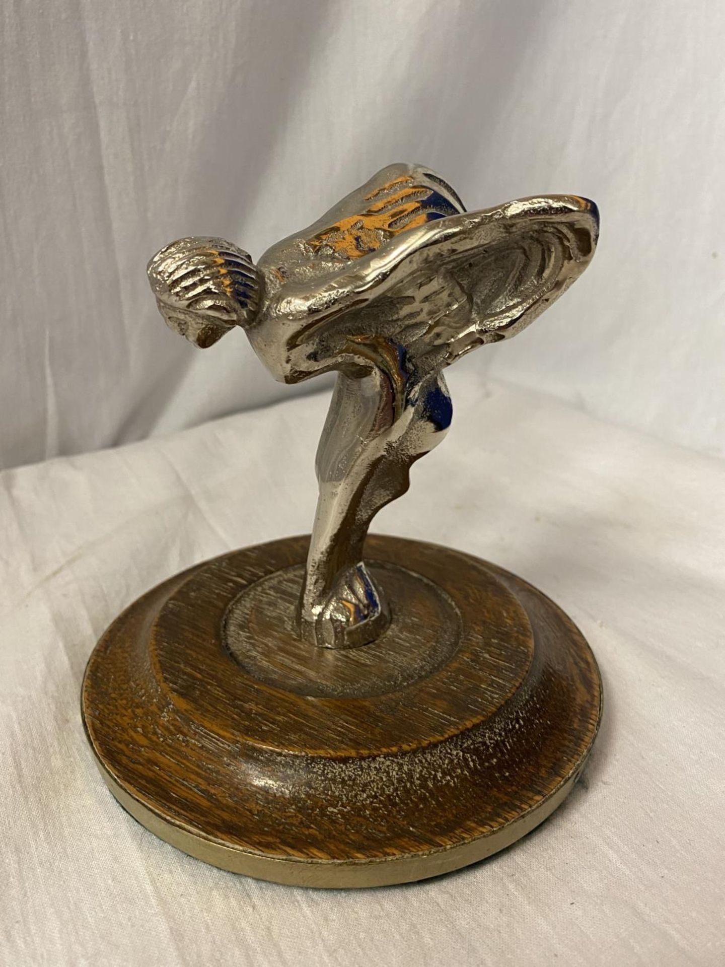 A WHITE METAL FLYING LADY MASCOT MOUNTED ON AN OAK PLINTH H: APPROX 13.5CM - Image 2 of 4