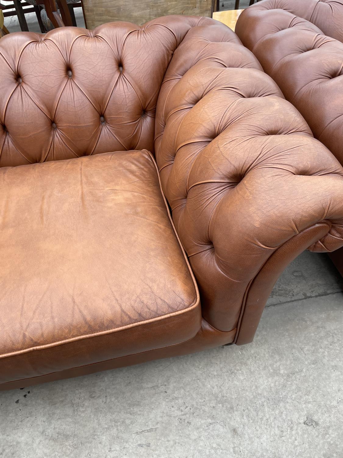 A TAN LEATHER LOW BACK TWO SEAT CHESTERFIELD SOFA - Image 2 of 4