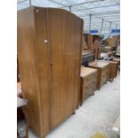 A MID 20TH CENTURY OAK THREE PIECE BEDROOM SUITE COMPRISING A WARDROBE, DRESSING CHEST AND CHEST