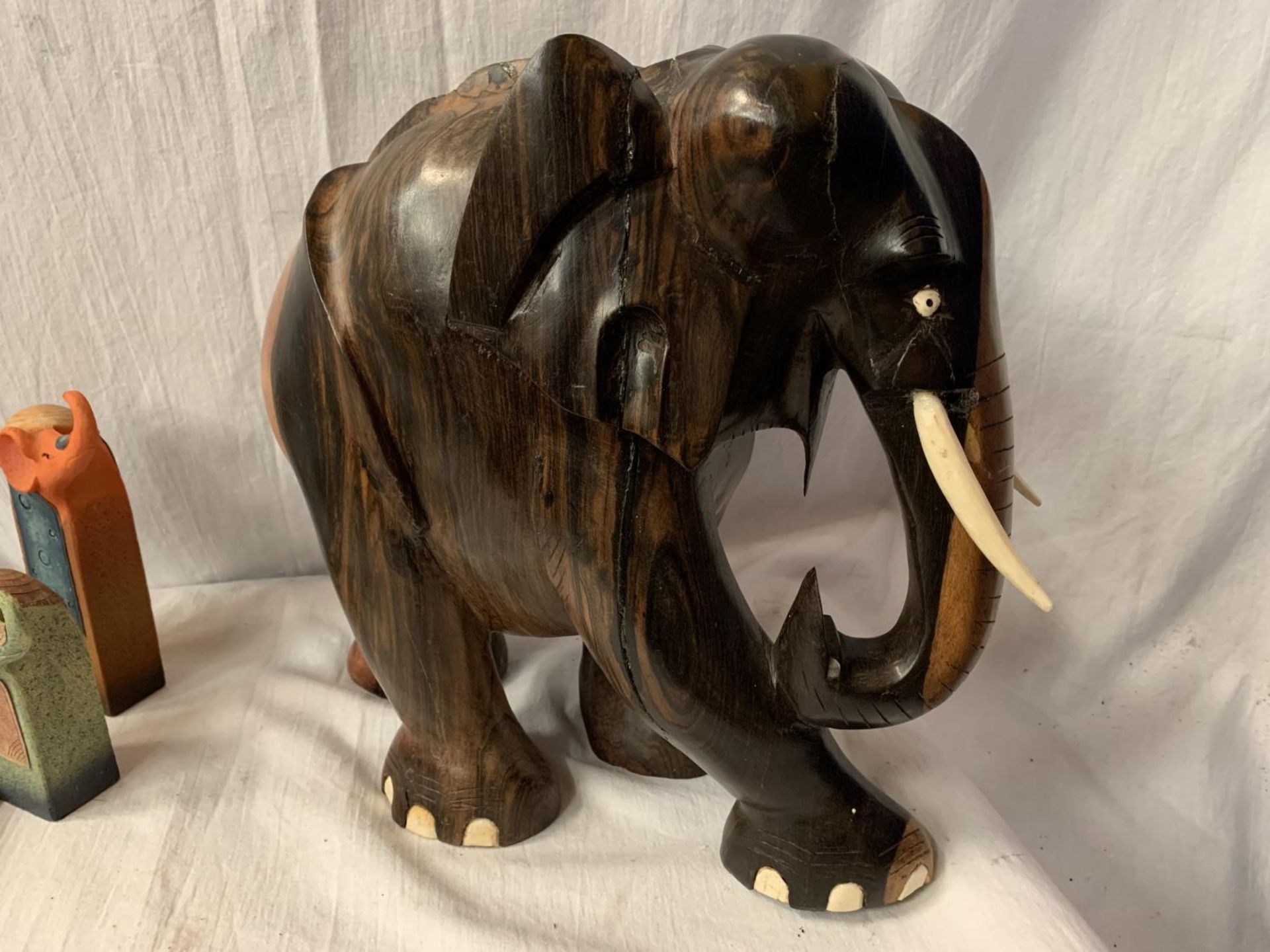 A LARGE CARVED HEAVY HARD WOOD ELEPHANT (H: APPROX. 30CM) AND TWO CERAMIC ELEPHANT ITEMS - Image 3 of 5