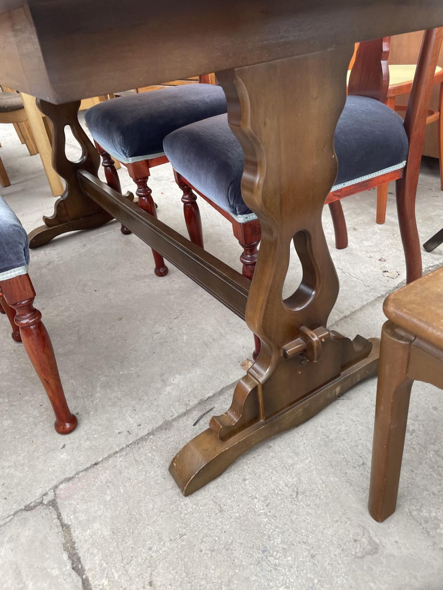 AN ERCOL STYLE ELM REFECTORY TABLE AND FOUR MAHOGANY DINING CHAIRS - Image 3 of 7