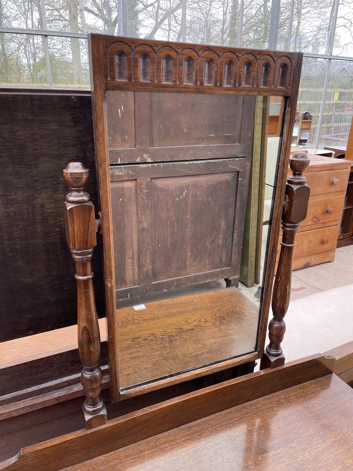 AN OLD CHARM STYLE OAK DRESSING TABLE WITH SINGLE DRAWER AND UPPER MIRROR - Image 2 of 4