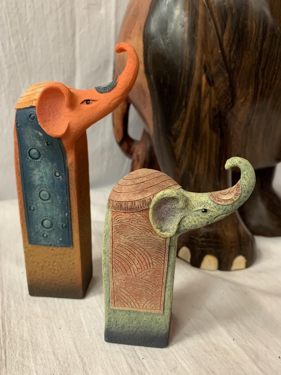 A LARGE CARVED HEAVY HARD WOOD ELEPHANT (H: APPROX. 30CM) AND TWO CERAMIC ELEPHANT ITEMS - Image 4 of 5