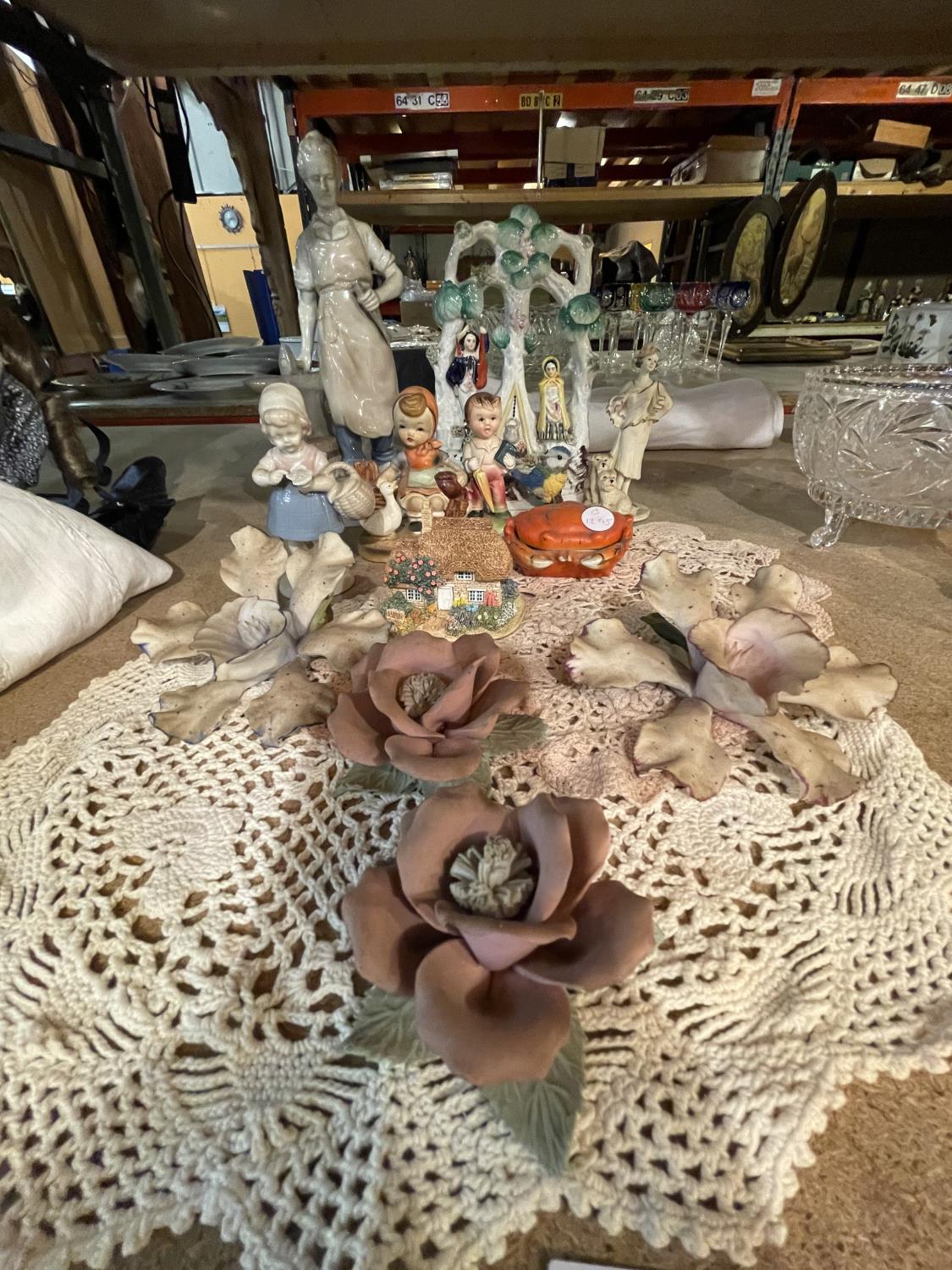 AN ASSORTMENT OF ITEMS TO INCLUDE A STAFFORDSHIRE FLATBACK EXAMPLE, LACE DOILIES ETC