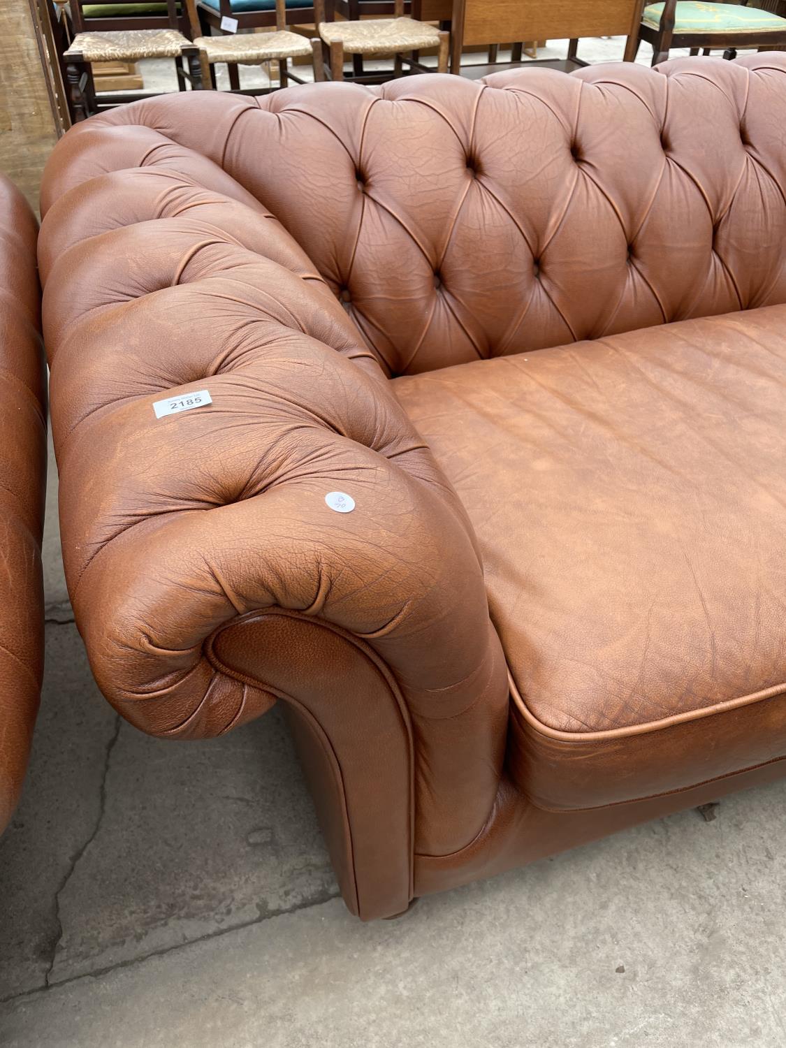 A TAN LEATHER LOW BACK TWO SEAT CHESTERFIELD SOFA - Image 5 of 5