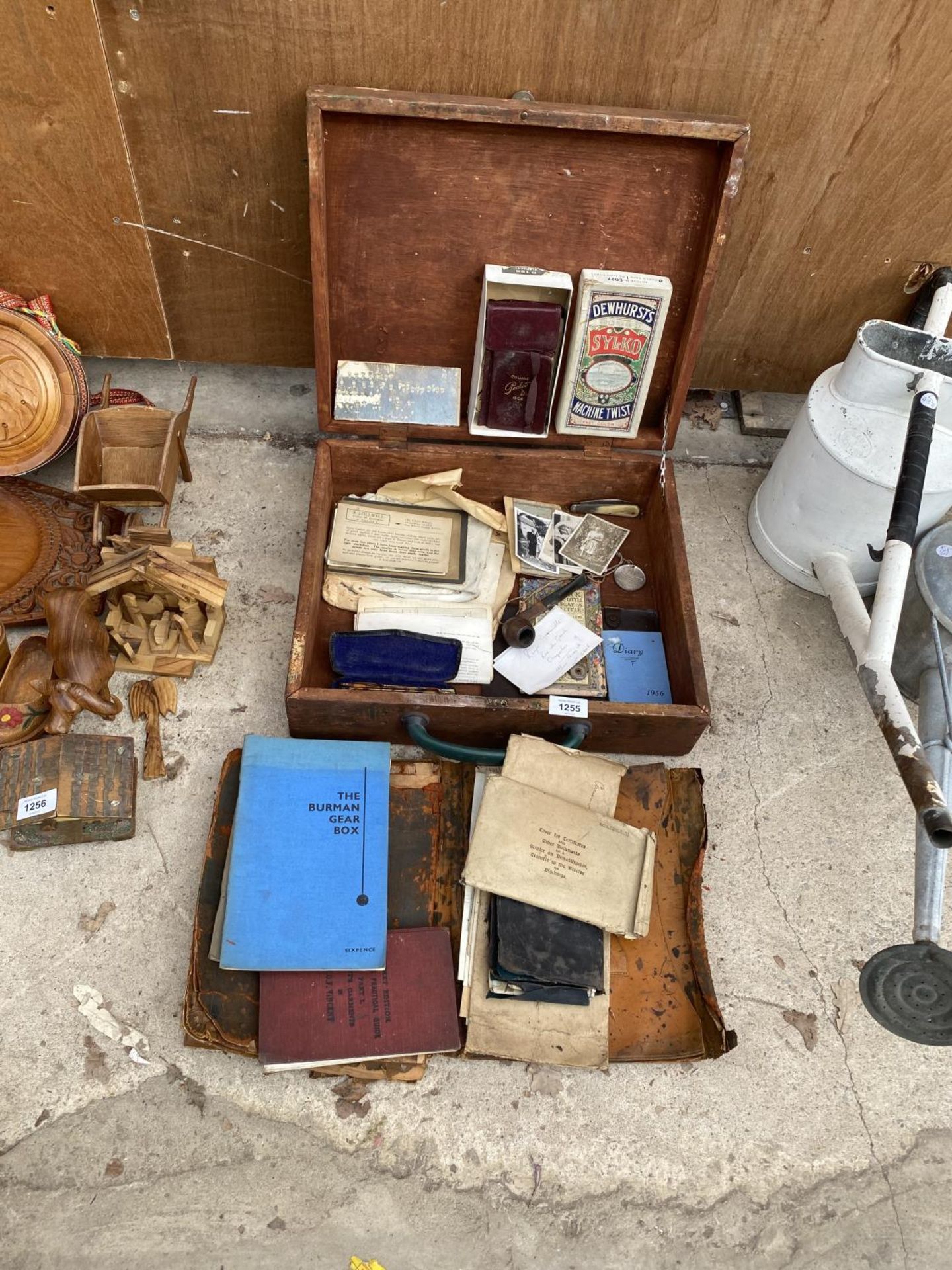 AN ASSORTMENT OF VINTAGE ITEMS TO INCLUDE A CARRY CASE, PIPE, AND MILITARY CORRESPONDANCE