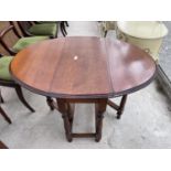 AN EARLY 20TH CENTURY OVAL OAK DINING TABLE ON TURNED LEGS, 30X42"