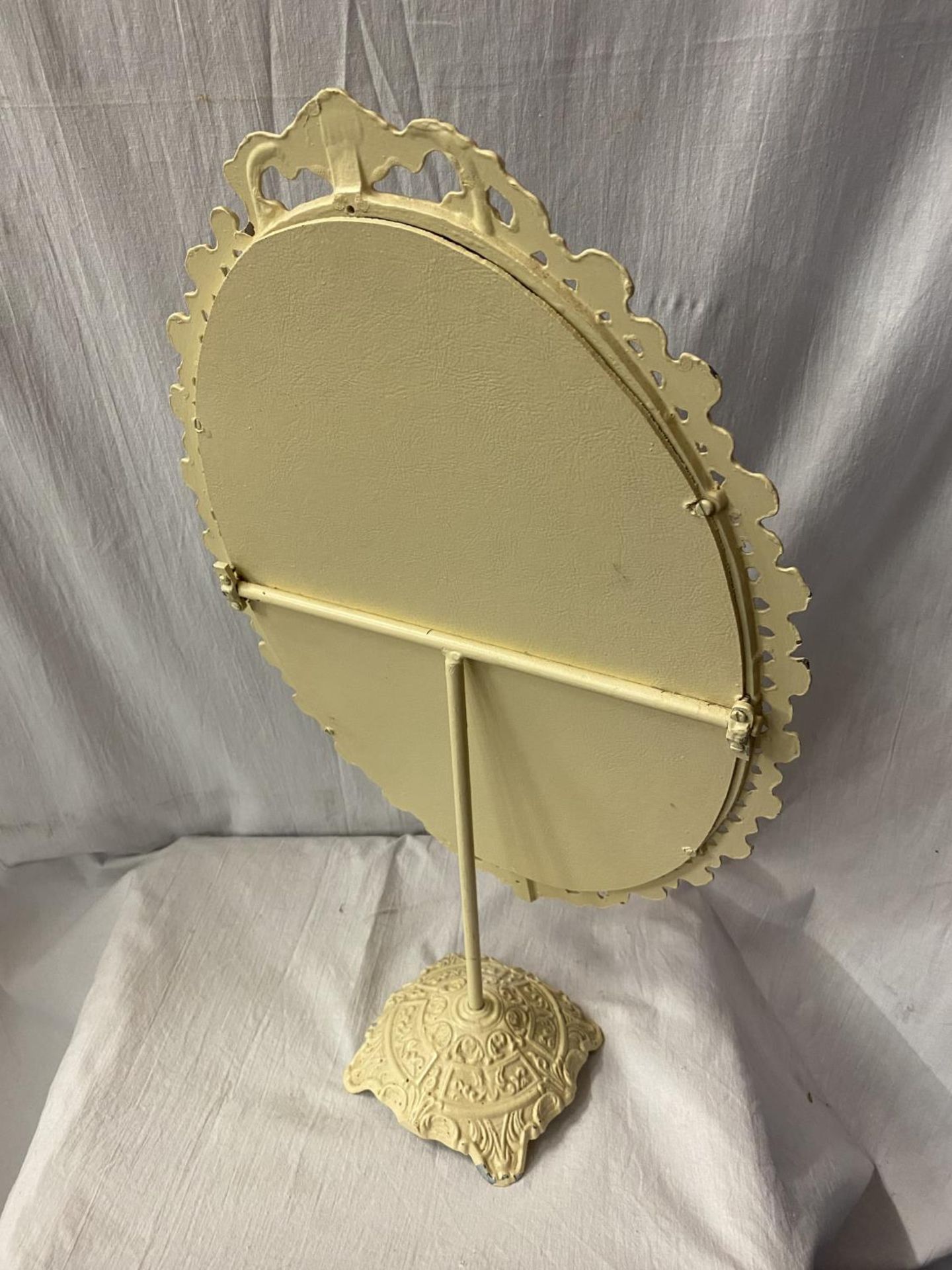 AN ORNATE CREAM METAL DRESSING TABLE SWING MIRROR H: 61CM - Image 4 of 4