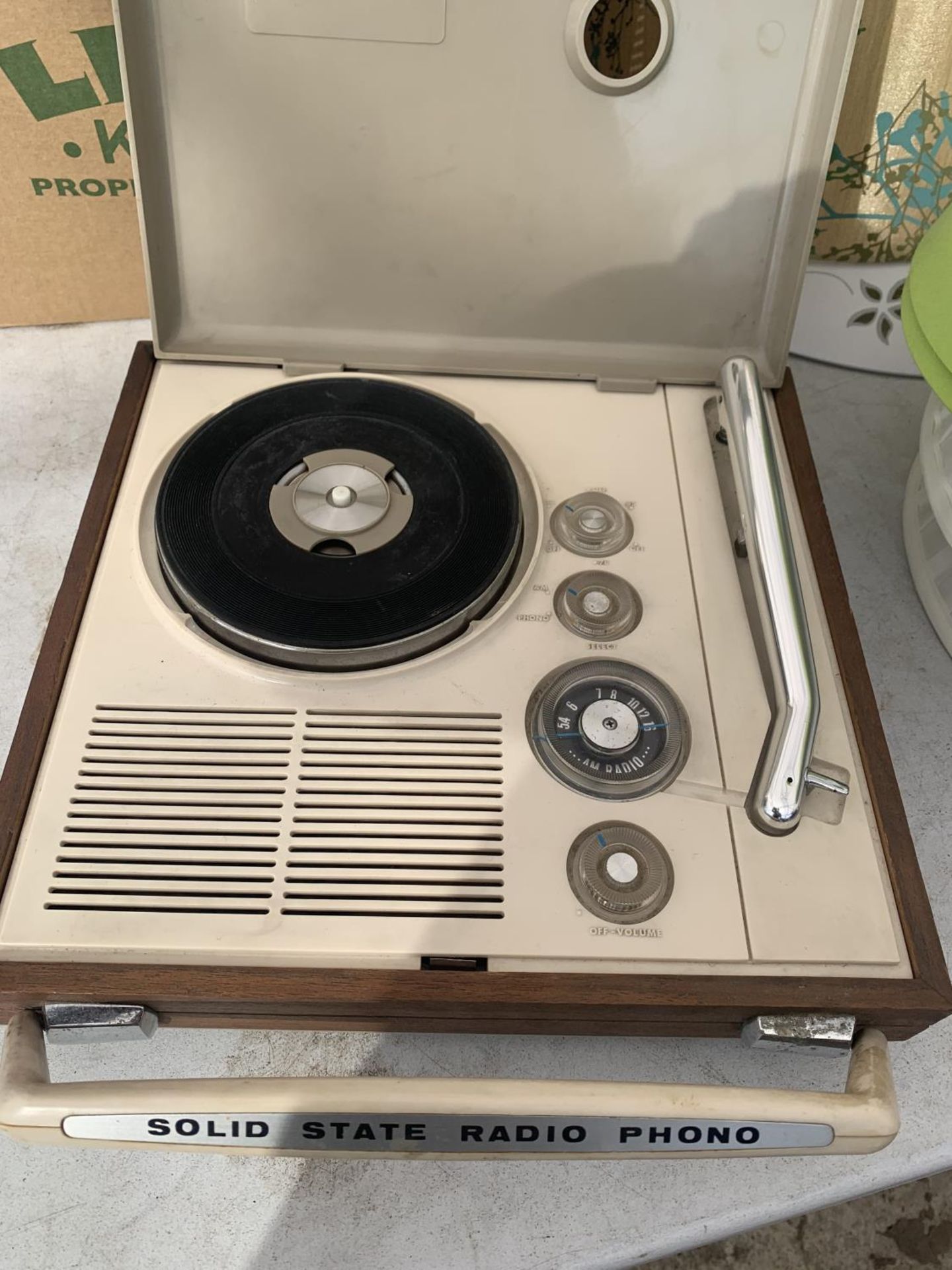 AN ELECTRA MODEL 711 TURNTABLE