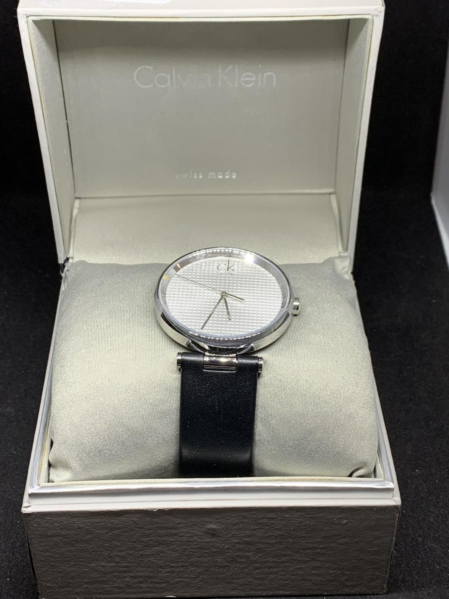 AN AS NEW AND BOXED CALVIN KLEIN CALENDER WRIST WATCH IN WORKING ORDER
