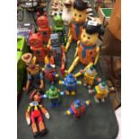 A QUANTITY OF SHELF PUPPETS TO INCLUDE WOODY. FRED FLINTSTONE ETC AND PINOCCIO STRING PUPPET (14)