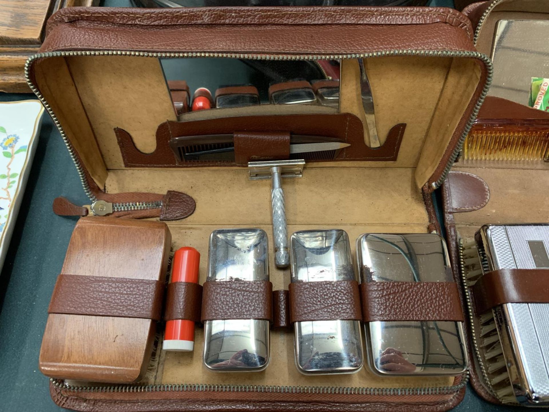 THREE VINTAGE CASED GENTLEMAN'S GROOMING KITS - Image 3 of 4