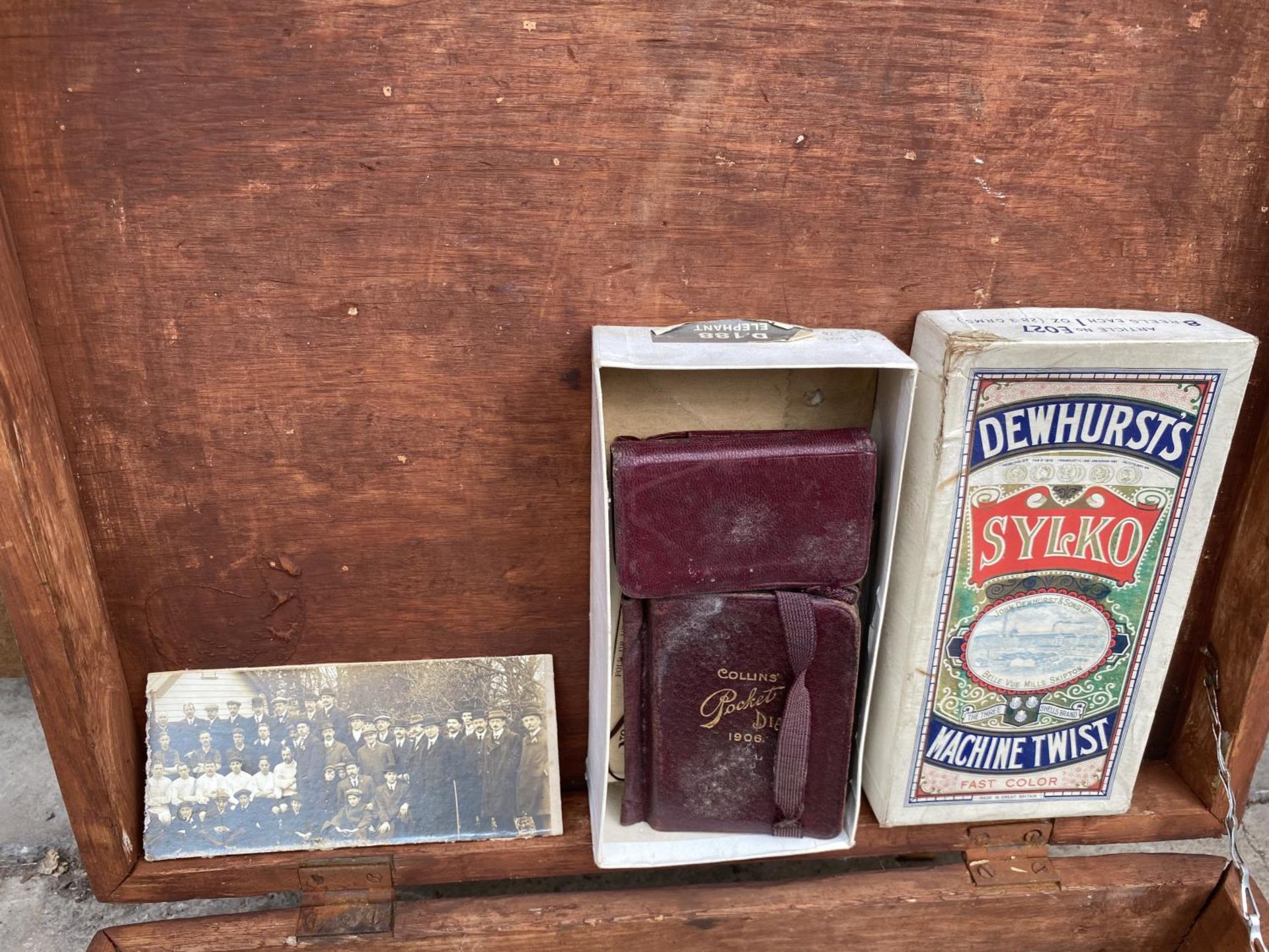 AN ASSORTMENT OF VINTAGE ITEMS TO INCLUDE A CARRY CASE, PIPE, AND MILITARY CORRESPONDANCE - Image 4 of 4