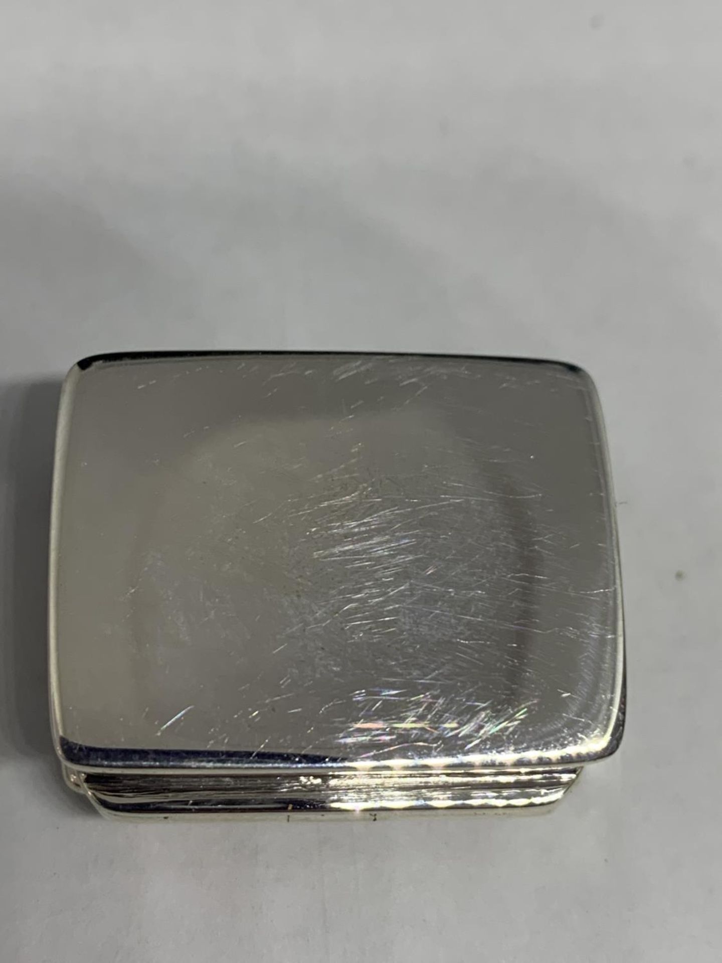 A SILVER PILL BOX WITH AN ENAMEL EROTIC DESIGN ON THE LID - Image 3 of 3