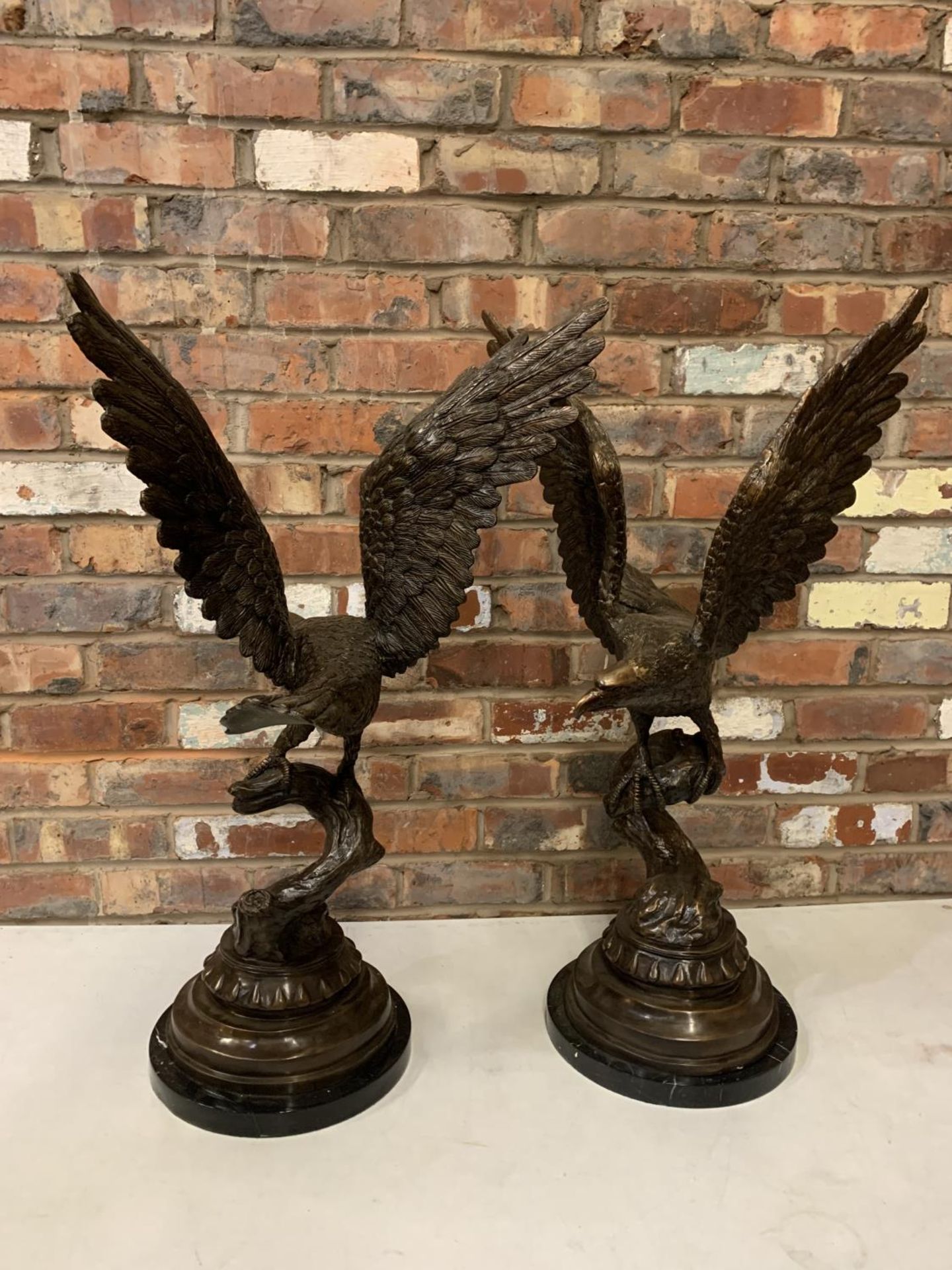 A HUGE PAIR OF SCULPTURED BRONZE EAGLES ON MARBLE BASES - H:94CM - Image 7 of 9