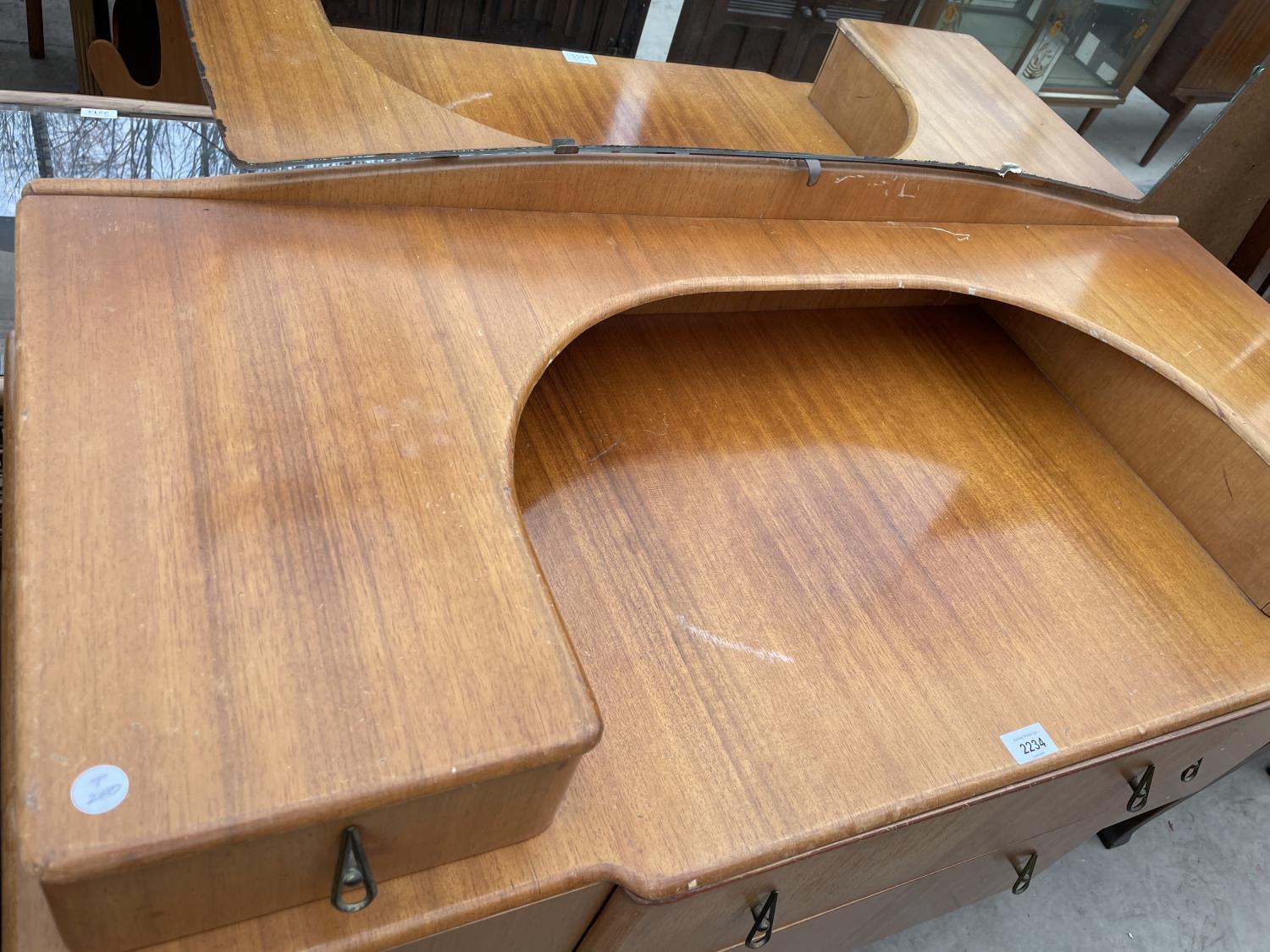 A MID 20TH CENTURY DRESSING TABLE - Image 3 of 4