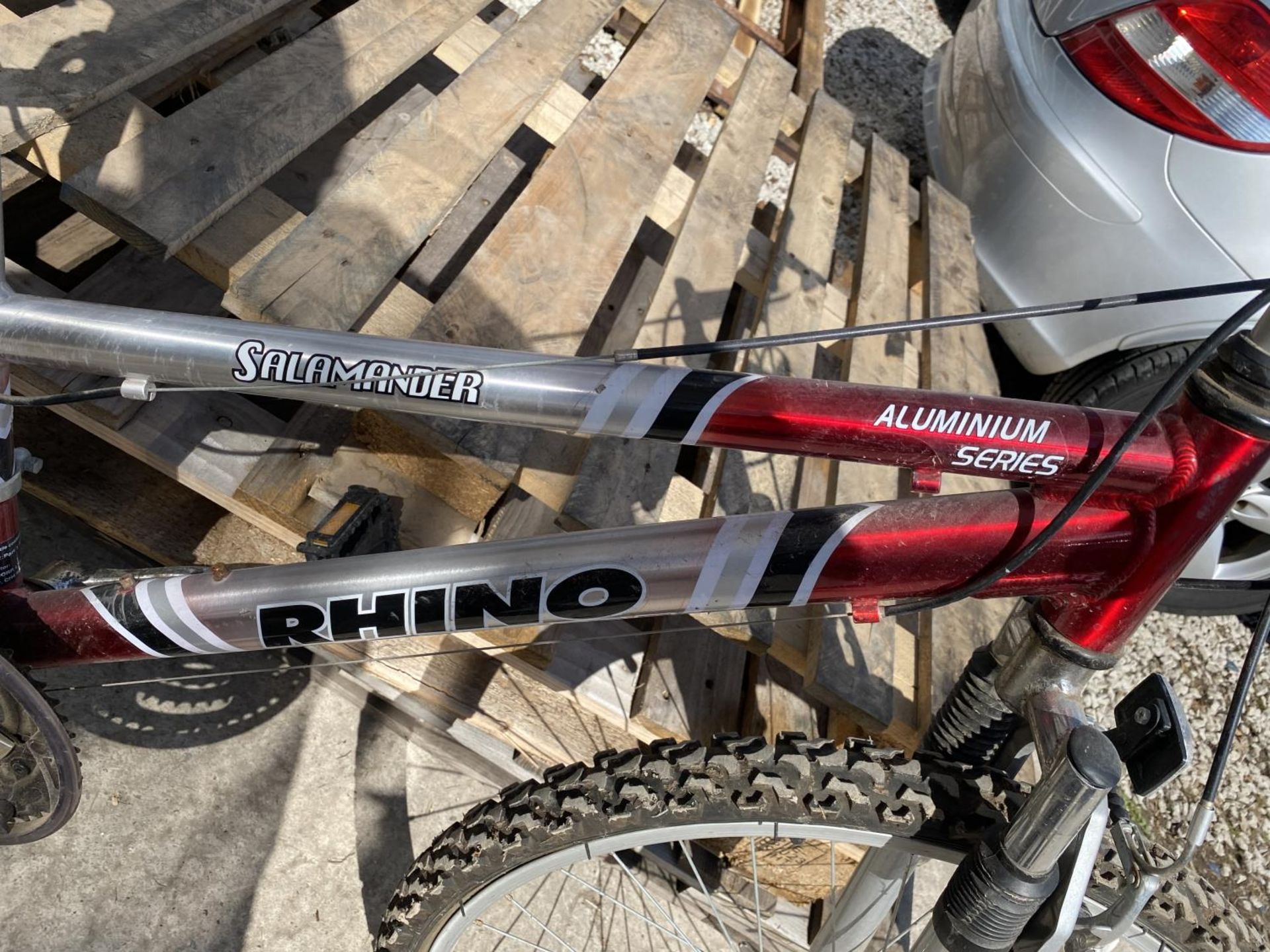 A RHINO SALAMANDER MOUNTAIN BIKE WITH 21 SPEED GEAR SYSTEM - Image 2 of 5